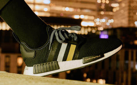 经典黑金配色！Shoe Palace x adidas NMD R1现已发售！ 货号：EH2749