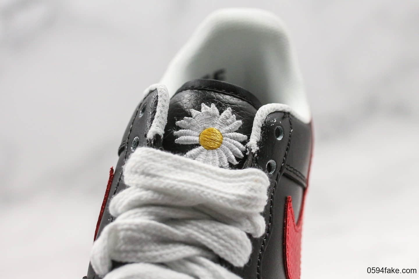 耐克Nike Air Force 1 x PEACEMINUSONE权志龙联名款空军一号小雏菊红勾配色原厂原盒配件齐全 货号：AQ3692-002