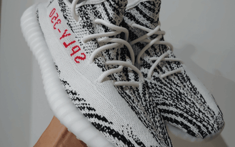 白斑马 Yeezy 350 V2又卷土重来了！上次没买的小伙伴有福了！ 货号：CP9654