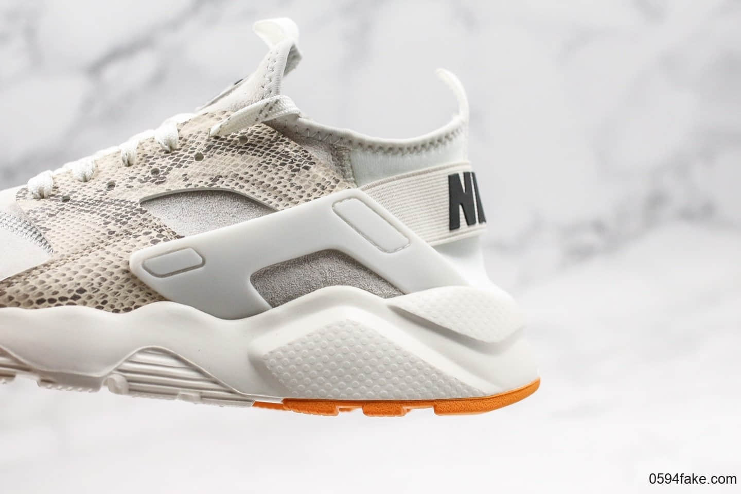 耐克Nike Air Huarache Ultra Suede纯原版本华莱士慢跑鞋蛇纹米白配色内置气垫原档案数据开发 货号：829669-551