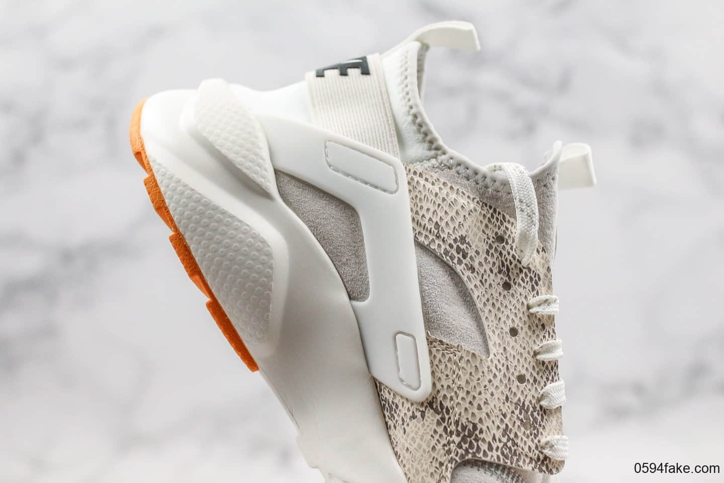 耐克Nike Air Huarache Ultra Suede纯原版本华莱士慢跑鞋蛇纹米白配色内置气垫原档案数据开发 货号：829669-551