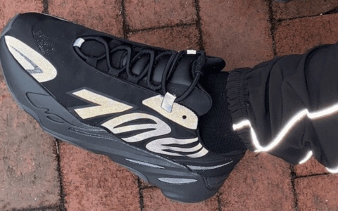 反光效果首度曝光！adidas Yeezy Boost 700 MNVN “Triple Black”将于2月8日发售！ 货号：FV4440