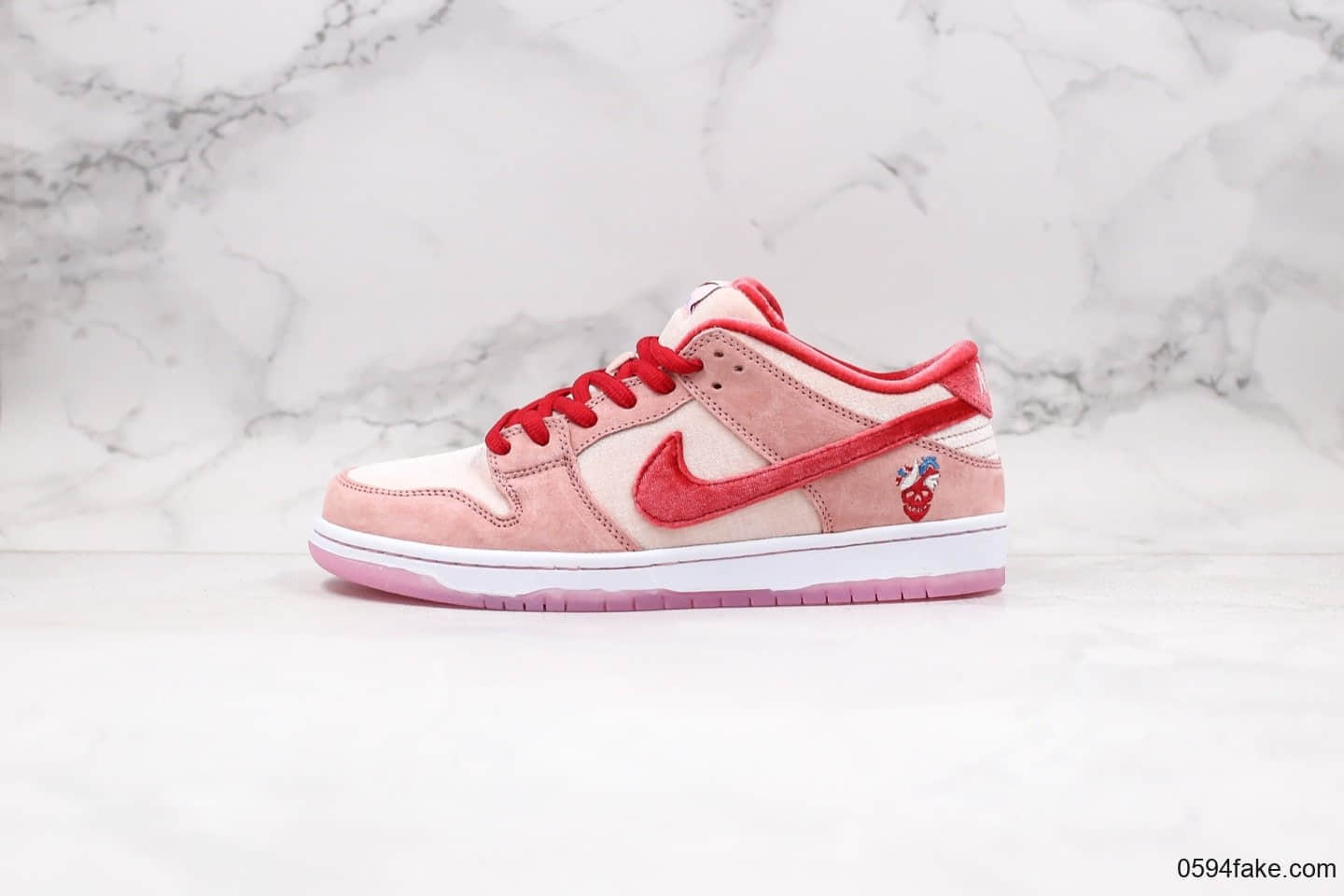 耐克STRANGELOVE X Nike SB DUNK LOW联名款纯原版本DUNK情人节限定原盒版本内置气垫正确材质 货号：CT2552-800