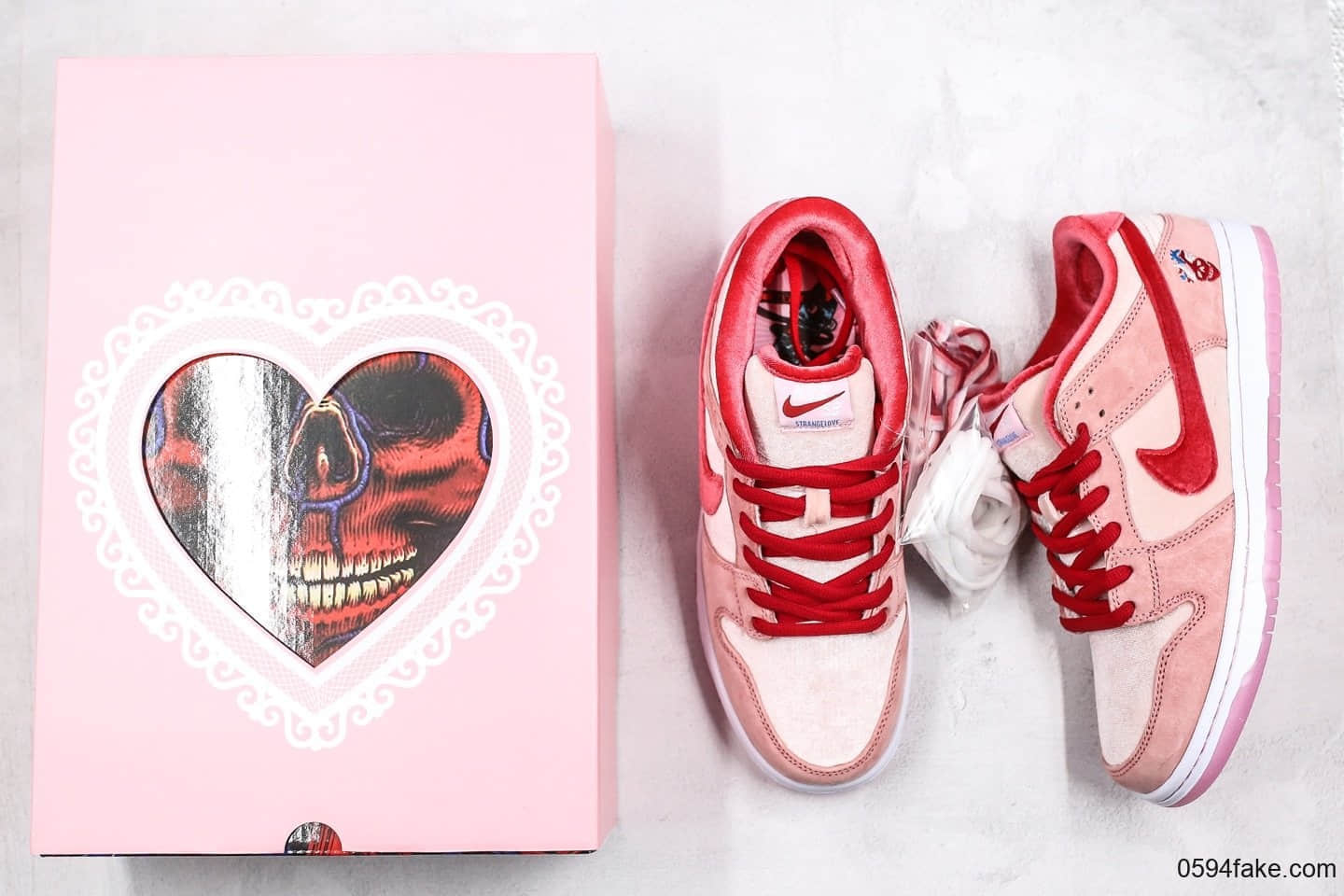 耐克STRANGELOVE X Nike SB DUNK LOW联名款纯原版本DUNK情人节限定原盒版本内置气垫正确材质 货号：CT2552-800