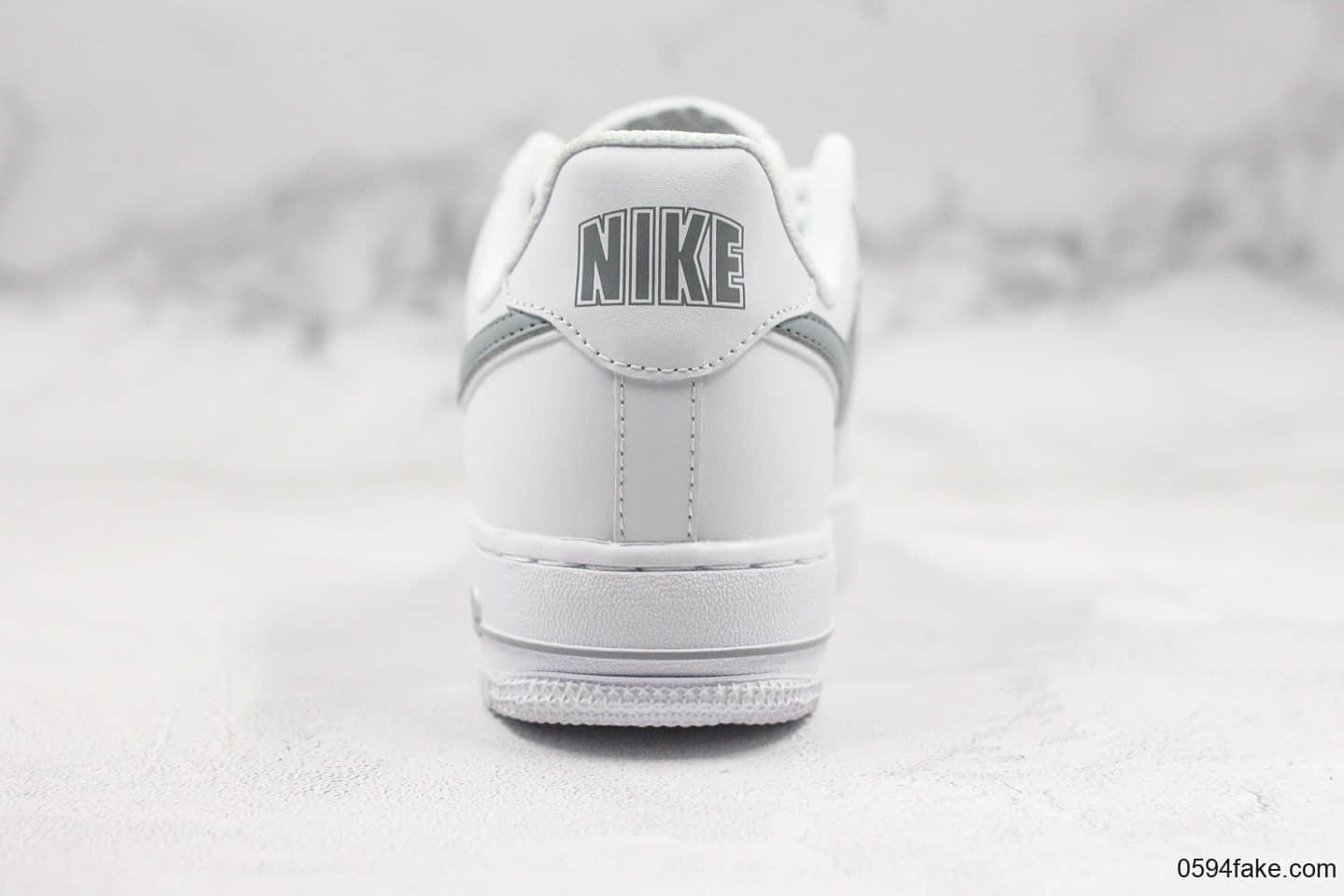 耐克Nike Air Force 1'07纯原版本低帮空军一号灰钩海外发售款内置全掌Sole气垫原盒原标 货号：AV6252-106