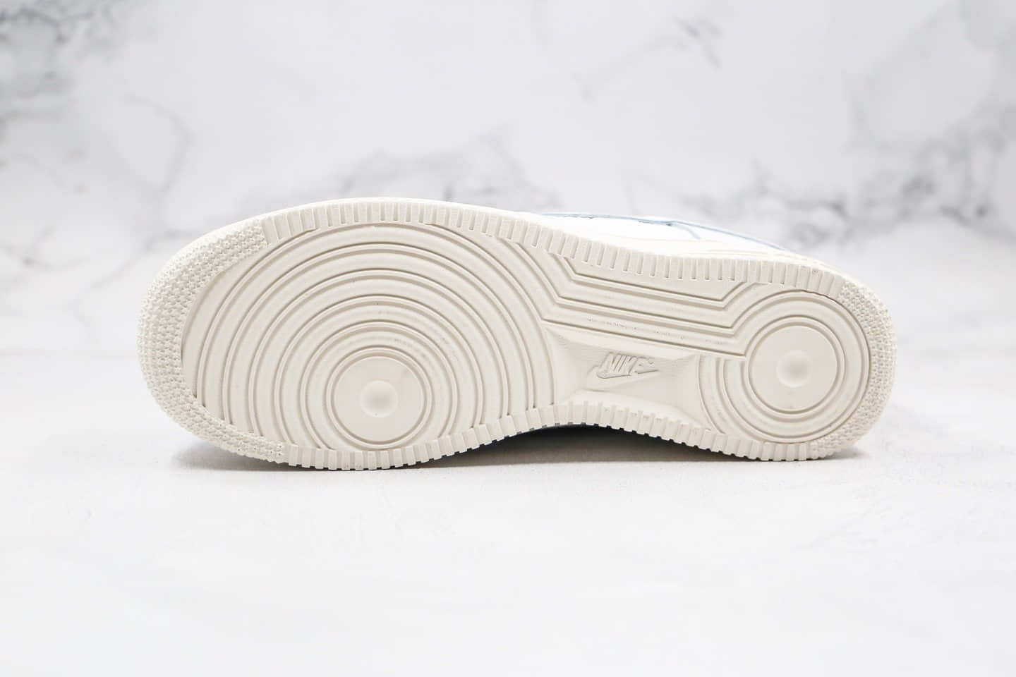 耐克KITH x Air Force1 Ronnie Fieg纯原版本低帮空军一号超级联名款浮雕印花LOGO白红色内置全掌Sole气垫原盒原标 货号：AO2132-104