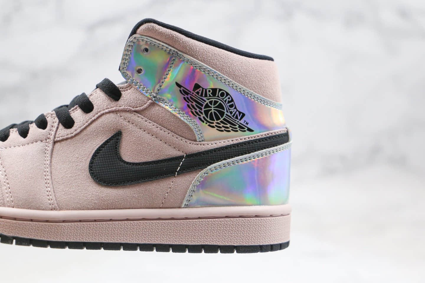 乔丹Air Jordan 1 Mid GS纯原版本中帮AJ1镭射粉色原盒原标原楦头纸板打造 货号：BQ6472-602