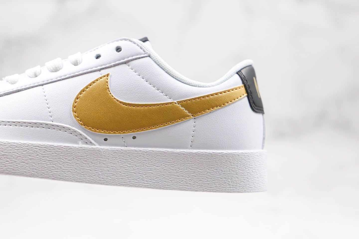 耐克Nike Blazer Low LE纯原版本低帮开拓者板鞋白金黑色皮面材质原楦头纸板打造 货号：AV9370-107