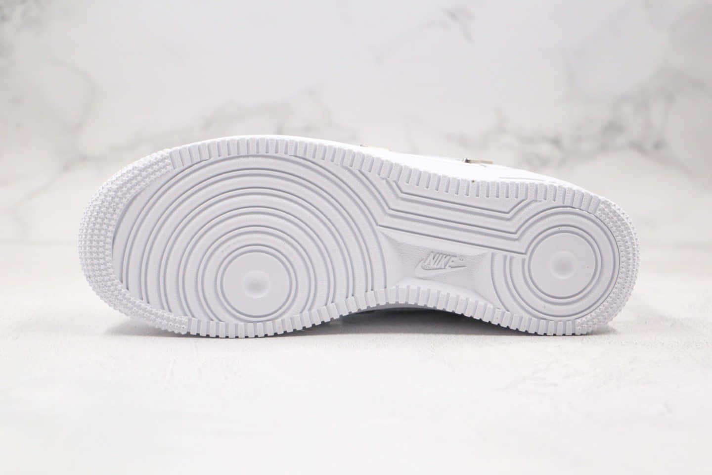 耐克Nike Wmns Air Force 1' 07 LX Chrome Swooshes White纯原版本低帮空军一号白蓝色小银四钩板鞋原楦头纸板打造 货号：CT1990-100