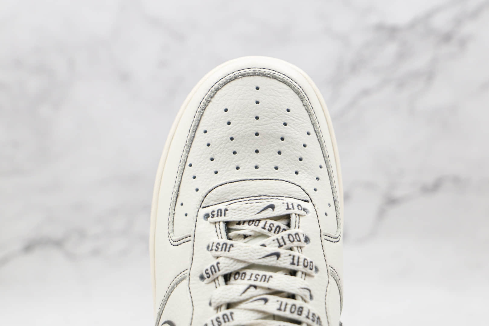耐克Nike Air Force 1 Low纯原版本低帮空军一号白黑色缝线斯图西联名款板鞋内置气垫 货号：UN1635-702