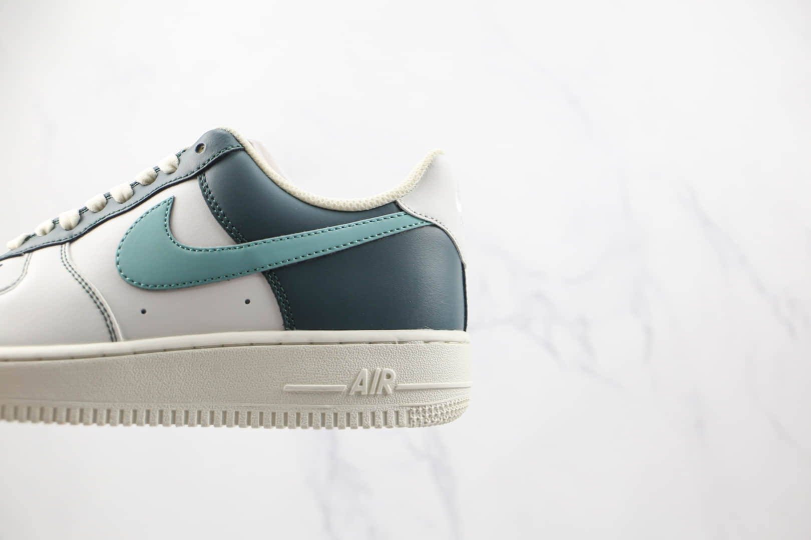 耐克Nike Air Force 1纯原版本低帮空军一号皮面白绿拼色板鞋内置气垫　货号：LT0226-301