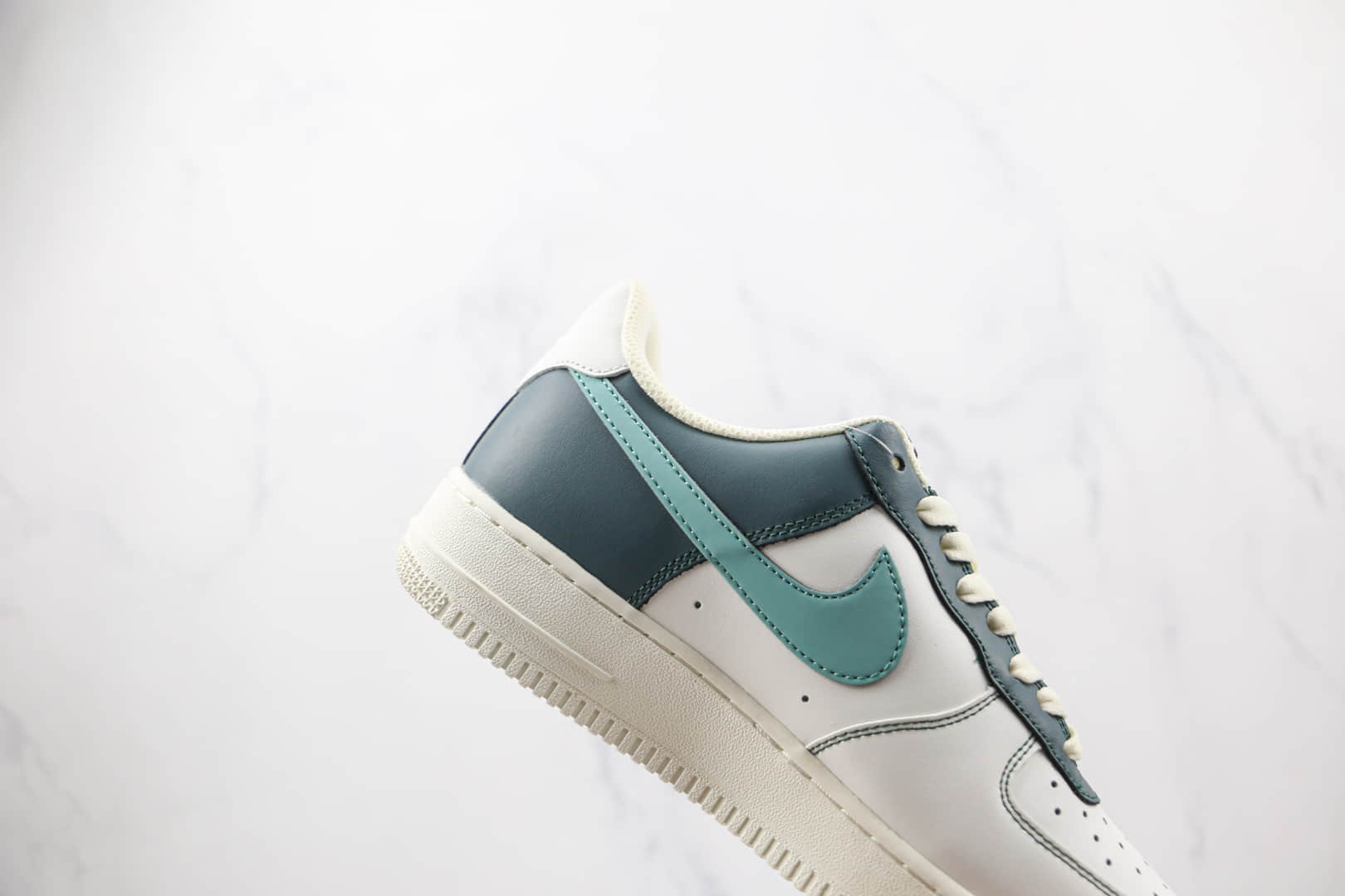 耐克Nike Air Force 1纯原版本低帮空军一号皮面白绿拼色板鞋内置气垫　货号：LT0226-301