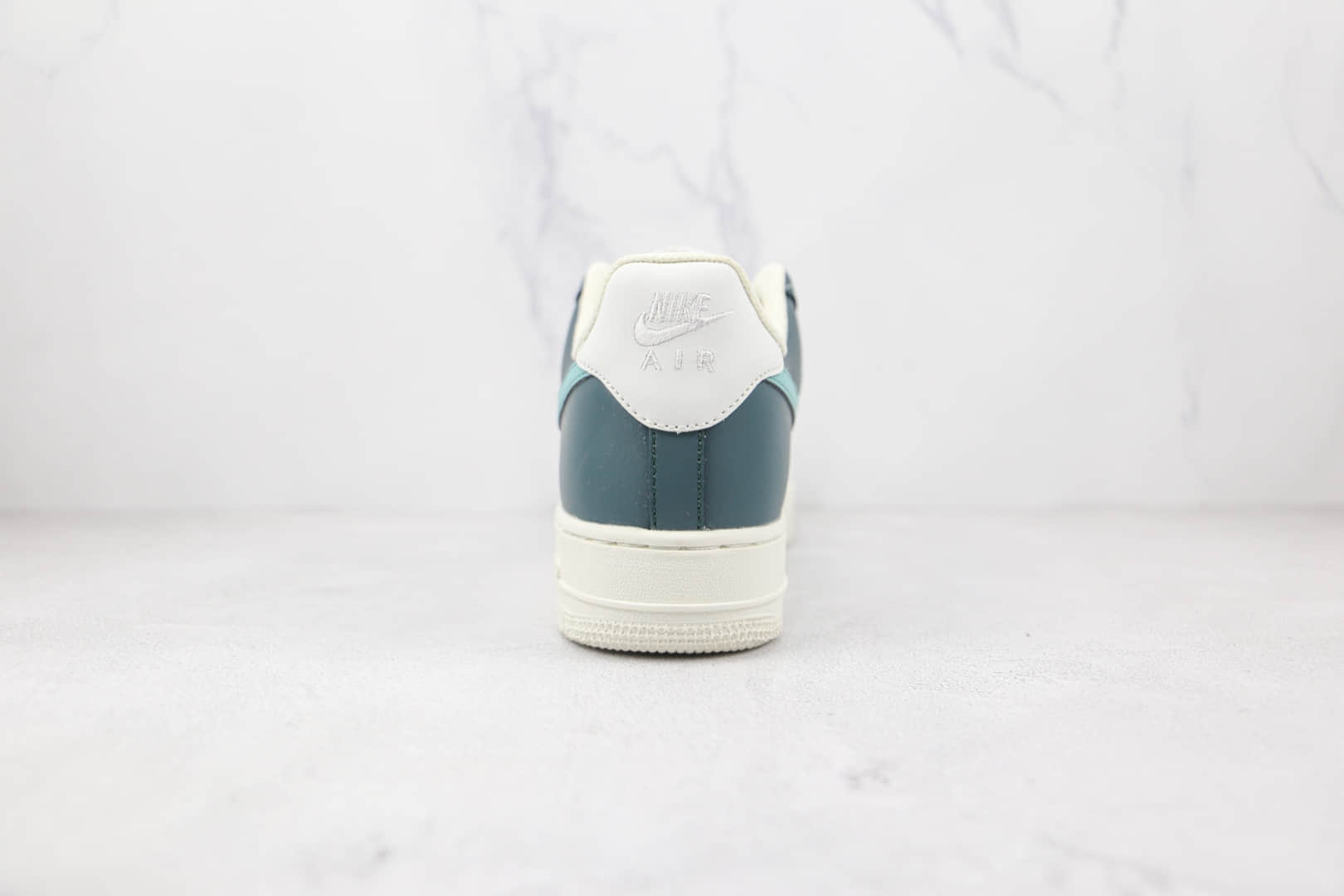 耐克Nike Air Force 1纯原版本低帮空军一号皮面白绿拼色板鞋内置气垫　货号：LT0226-301