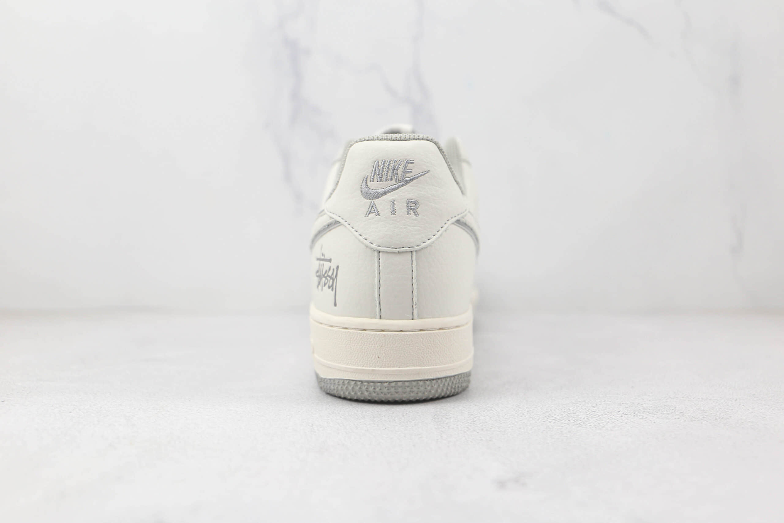 耐克Nike Air Force 1’07 Low纯原版本低帮空军一号斯图西联名款白灰色板鞋原楦头纸板打造 货号：UN1815-802