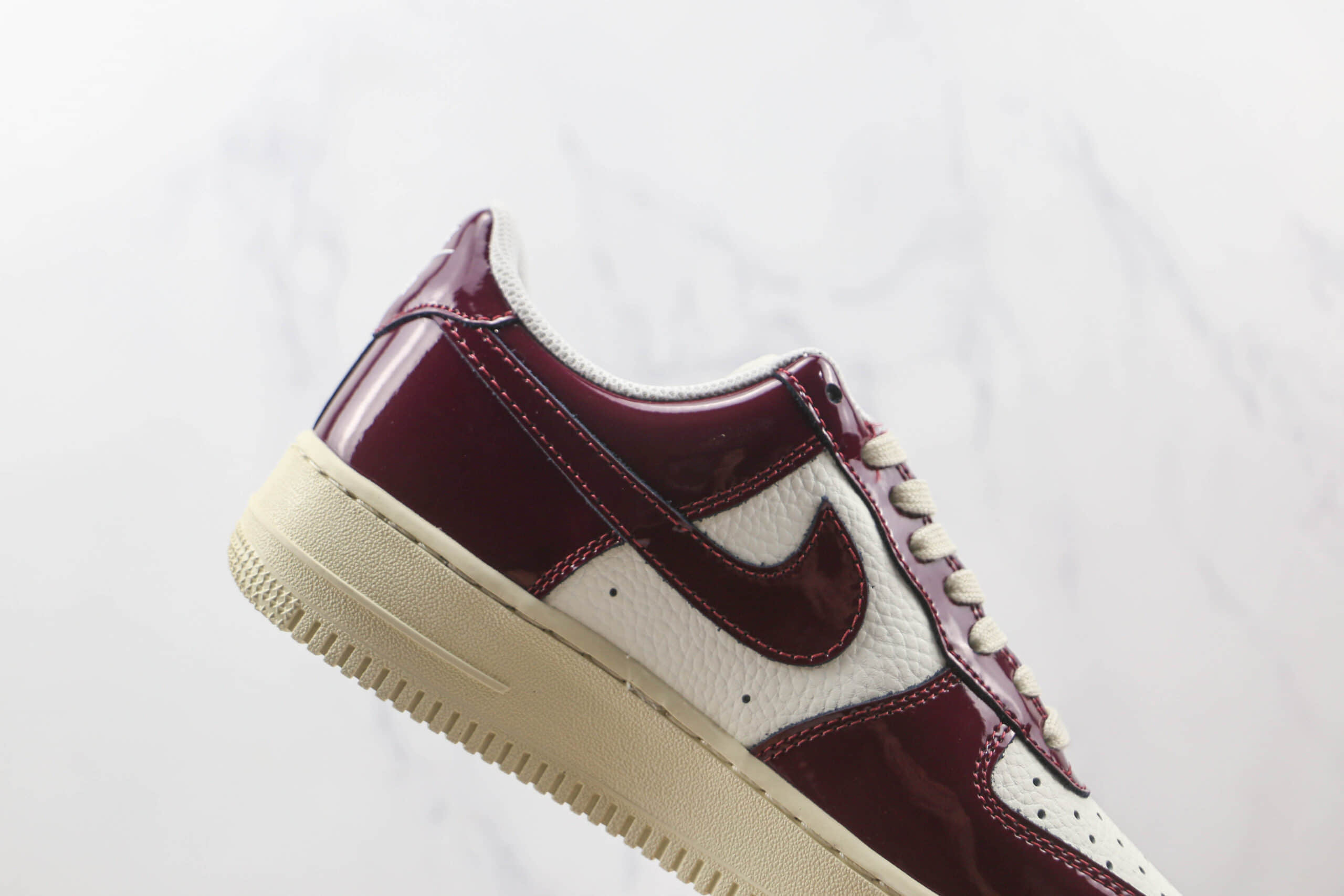 耐克Nike Air Force 1’07 Low纯原版本低帮空军一号漆皮酒红色板鞋内置气垫 货号：DQ8583-100