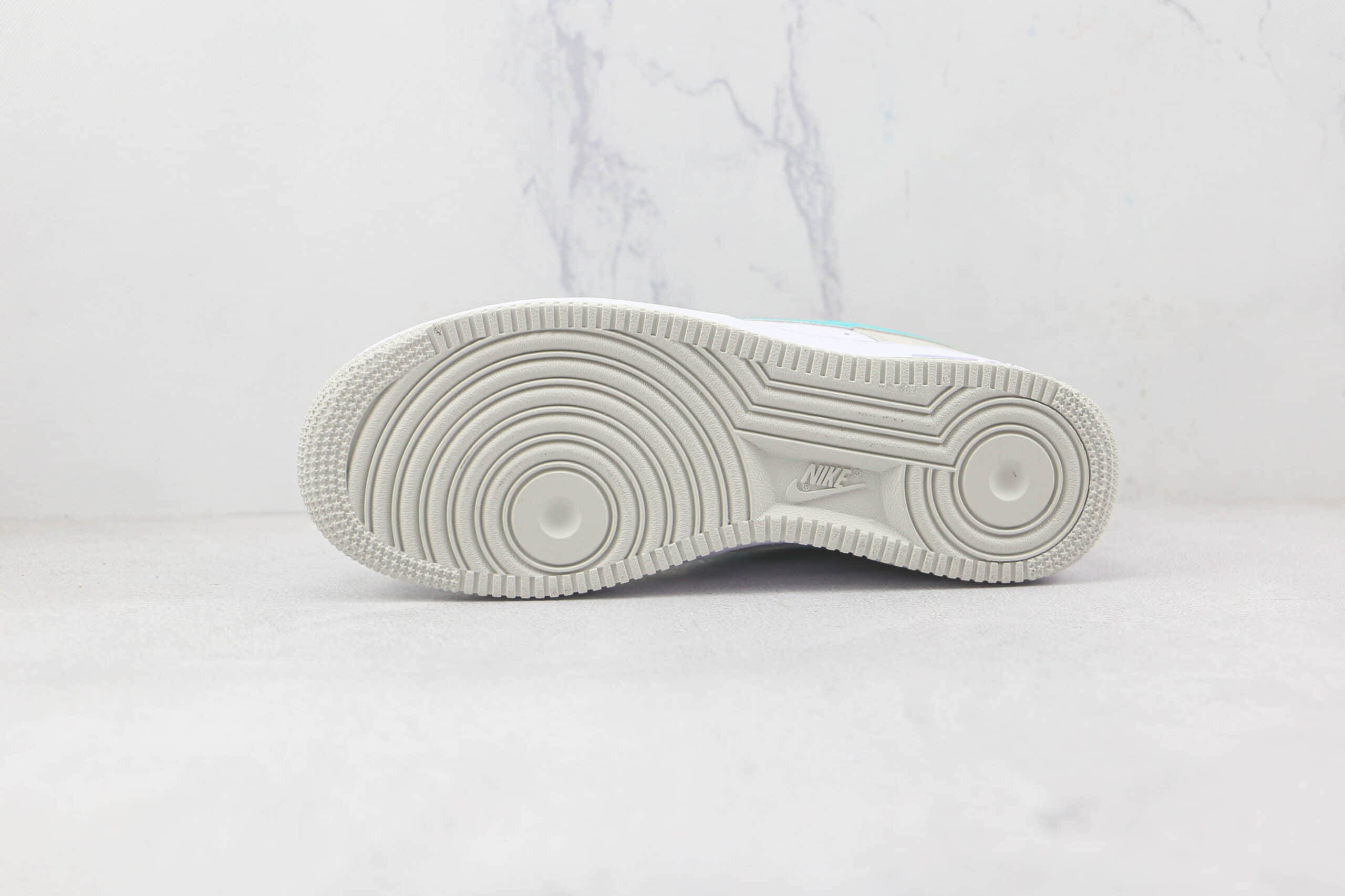 耐克Nike Air Force 1 07 Low纯原版本低帮空军一号绿勾板鞋内置气垫 货号：LZ6699-555