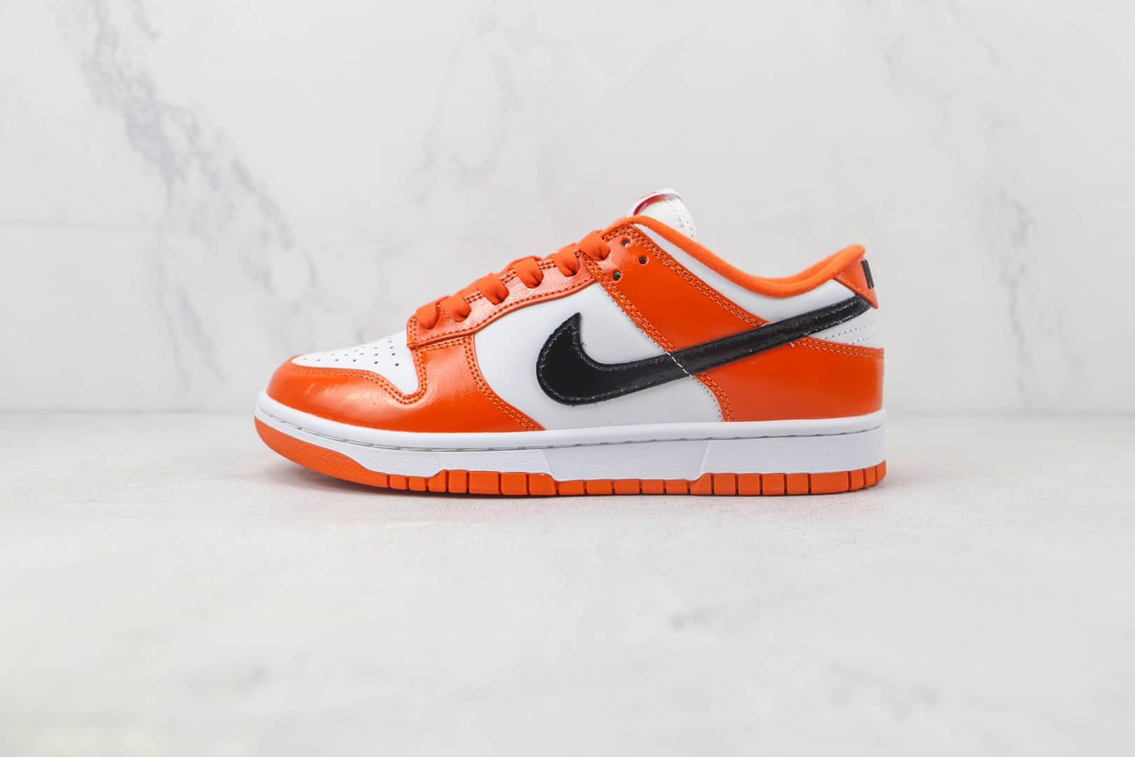 耐克Nike SB Dunk Low纯原版本低帮SB DUNK漆皮白黑橙色板鞋 耐克SB DUNK工厂货源 货号：DJ9955-800