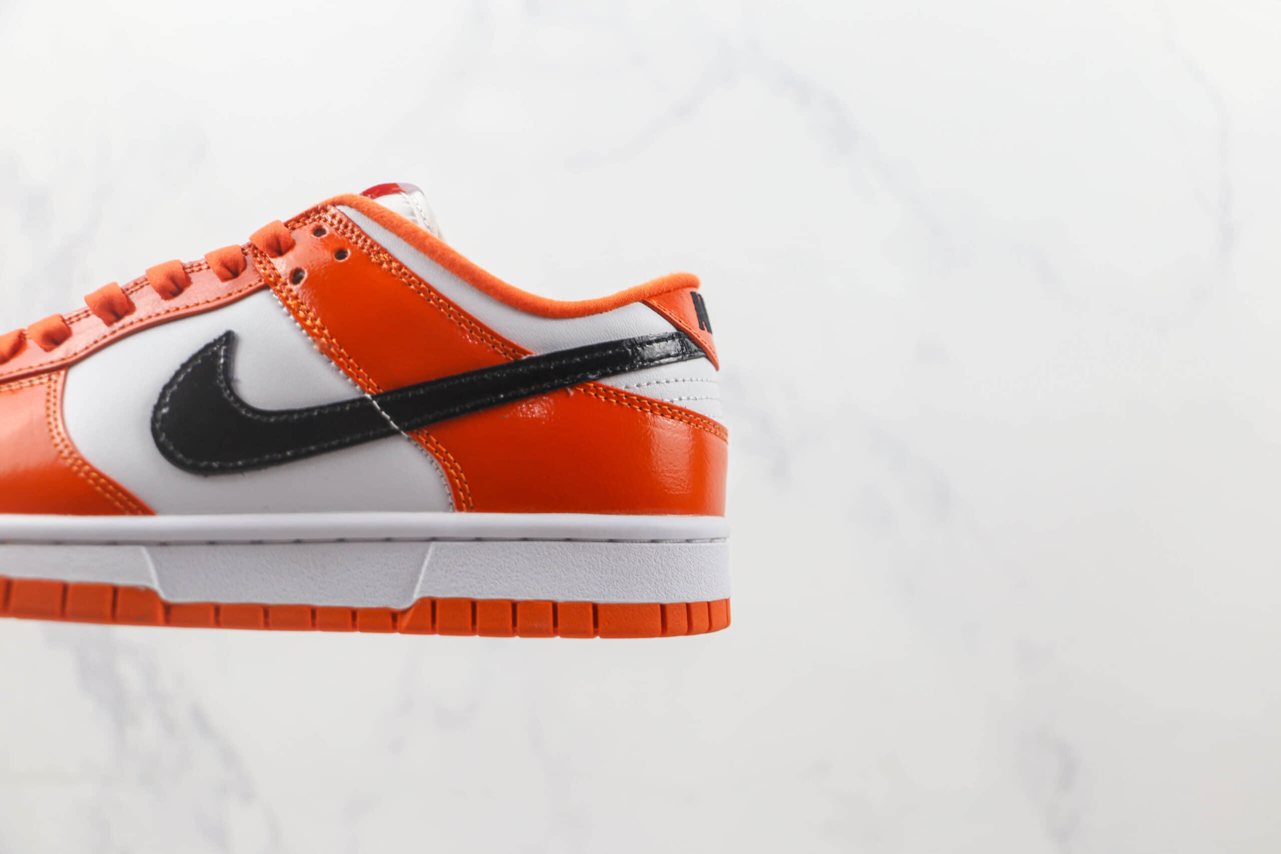 耐克Nike SB Dunk Low纯原版本低帮SB DUNK漆皮白黑橙色板鞋 耐克SB DUNK工厂货源 货号：DJ9955-800