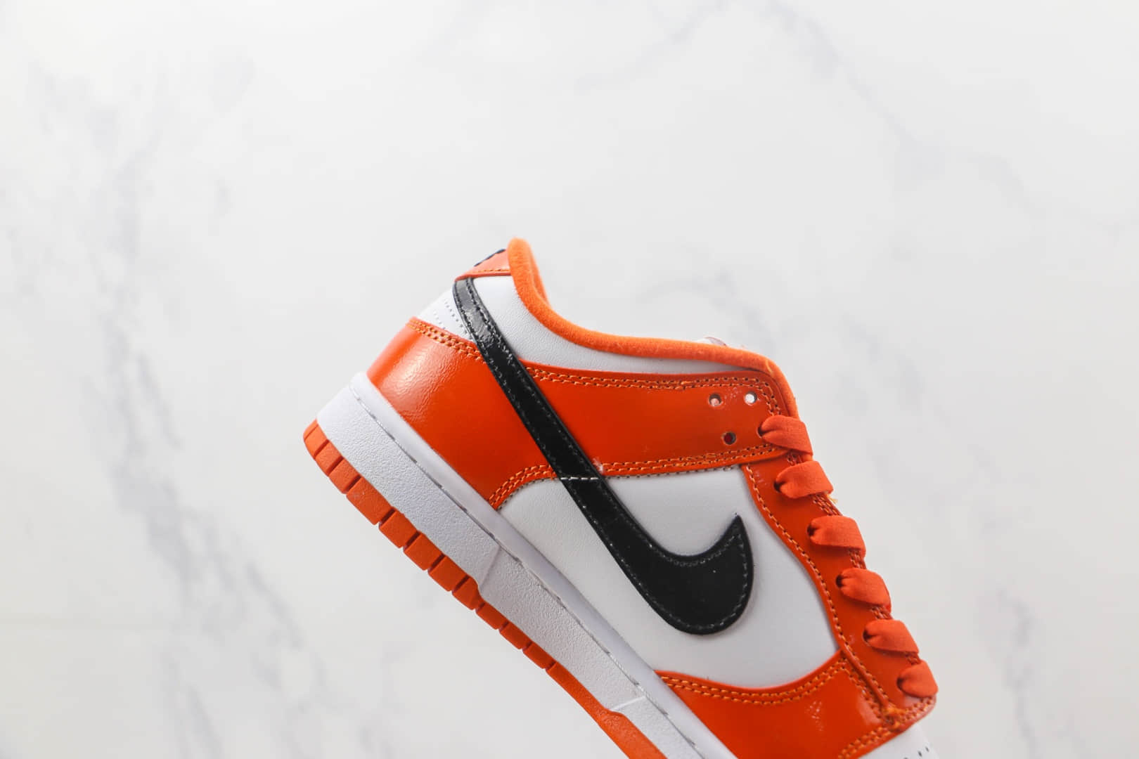 耐克Nike SB Dunk Low纯原版本低帮SB DUNK漆皮白黑橙色板鞋 耐克SB DUNK工厂货源 货号：DJ9955-800