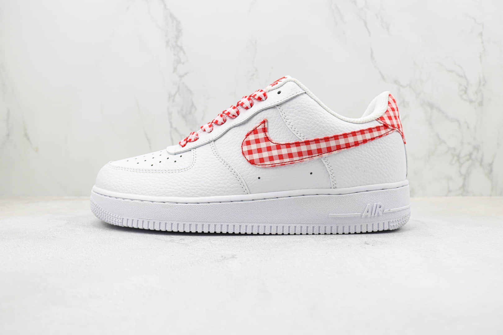 耐克Nike Air Force 1'07 Low纯原版本低帮空军一号白红色格子布板鞋 莆田天花板AF1系列 货号：DZ2784-101