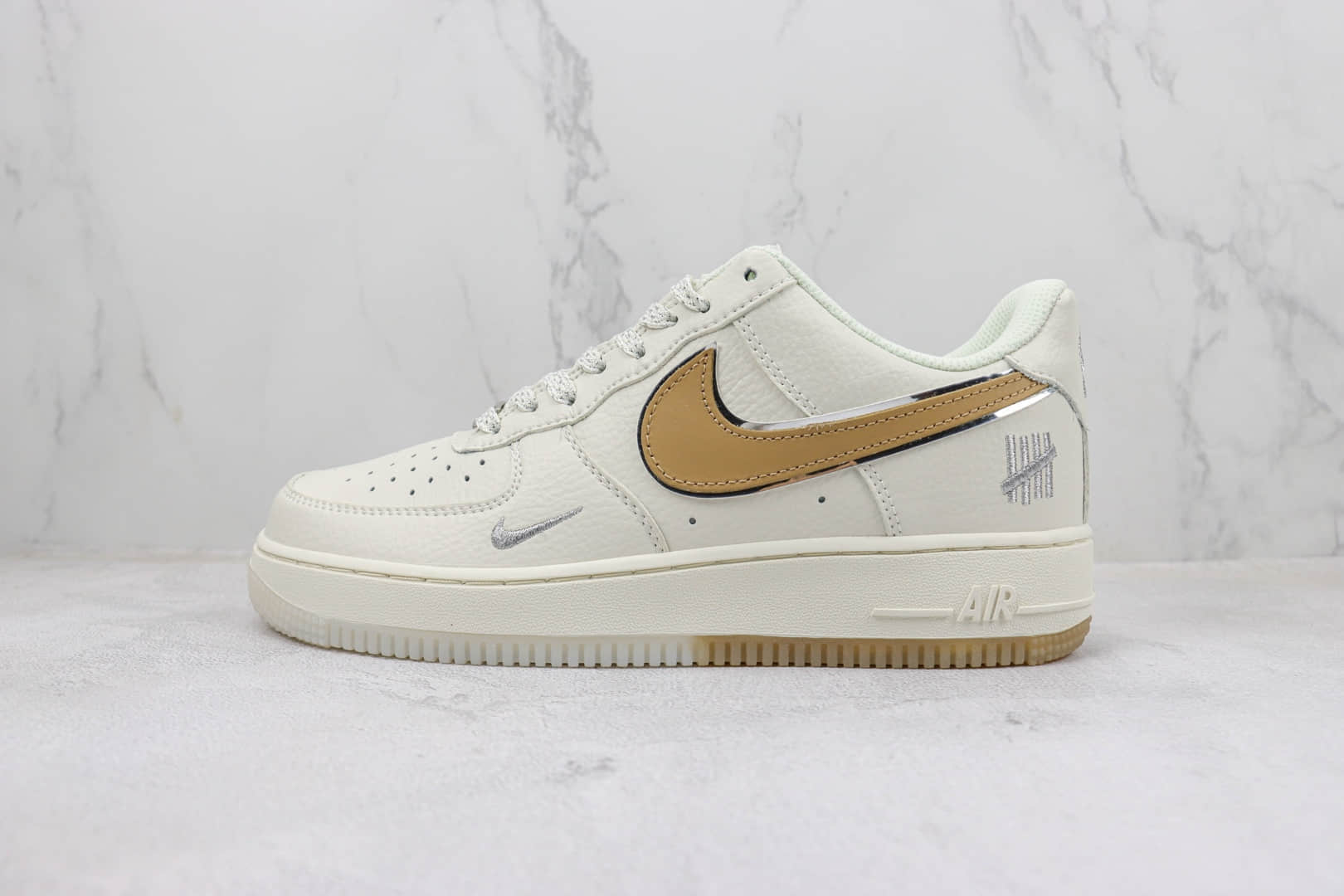 耐克Nike Air Force 1'07 Low纯原版本低帮空军一号UN联名米白拿铁板鞋 莆田天花板AF1系列 货号：BS9055-735