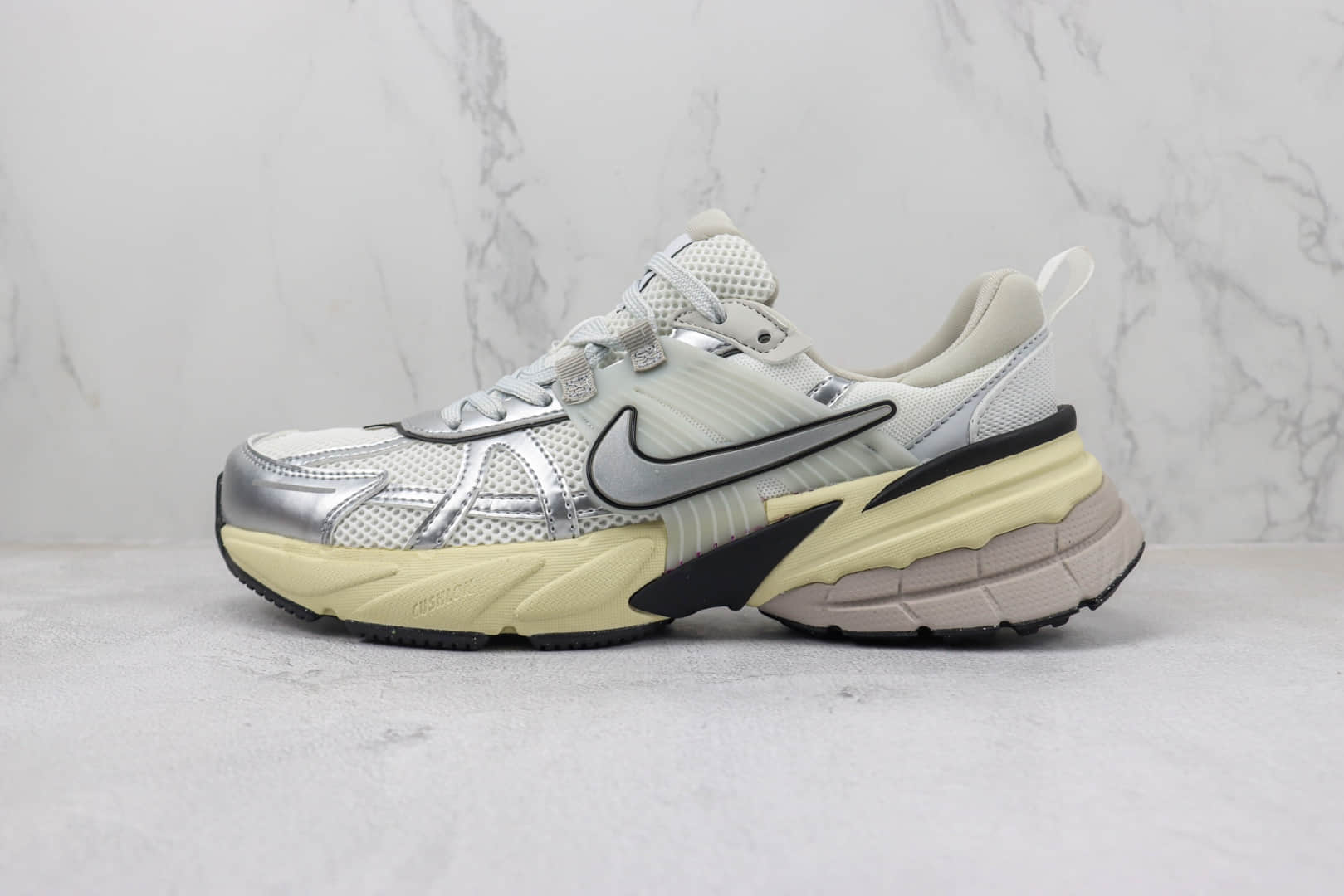 耐克Nike V2K Runtekk 3XL纯原版本银色复古跑鞋 莆田耐克代理 货号：FD0736-100