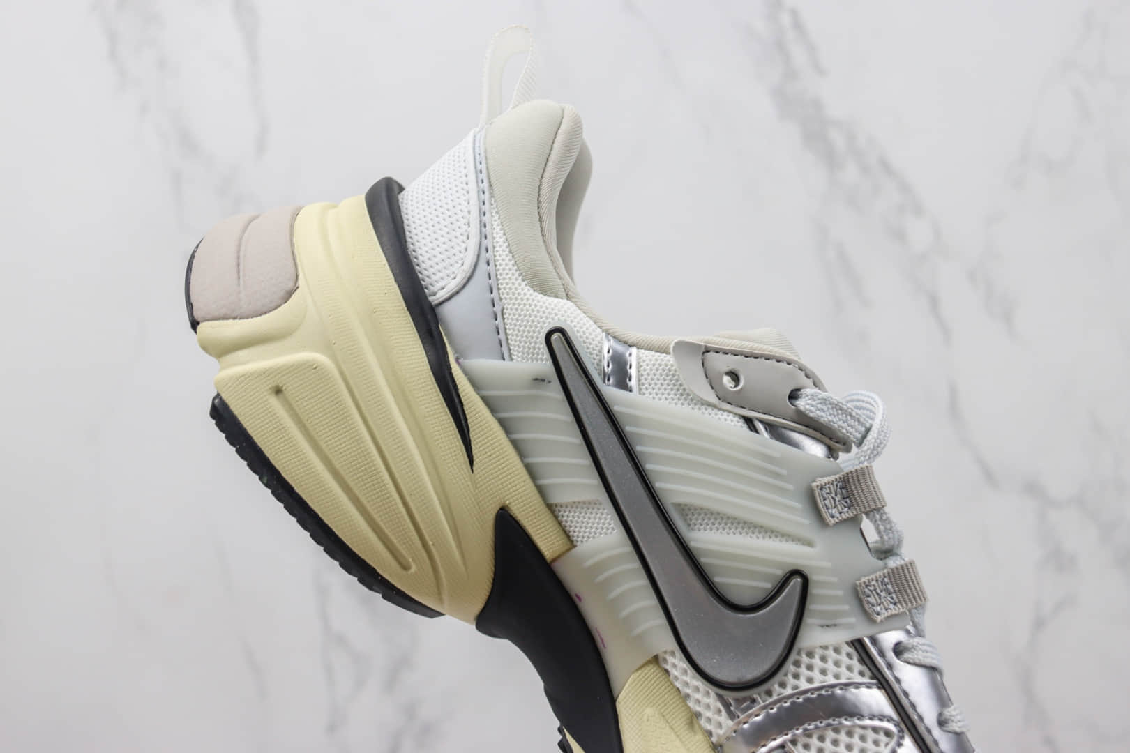 耐克Nike V2K Runtekk 3XL纯原版本银色复古跑鞋 莆田耐克代理 货号：FD0736-100