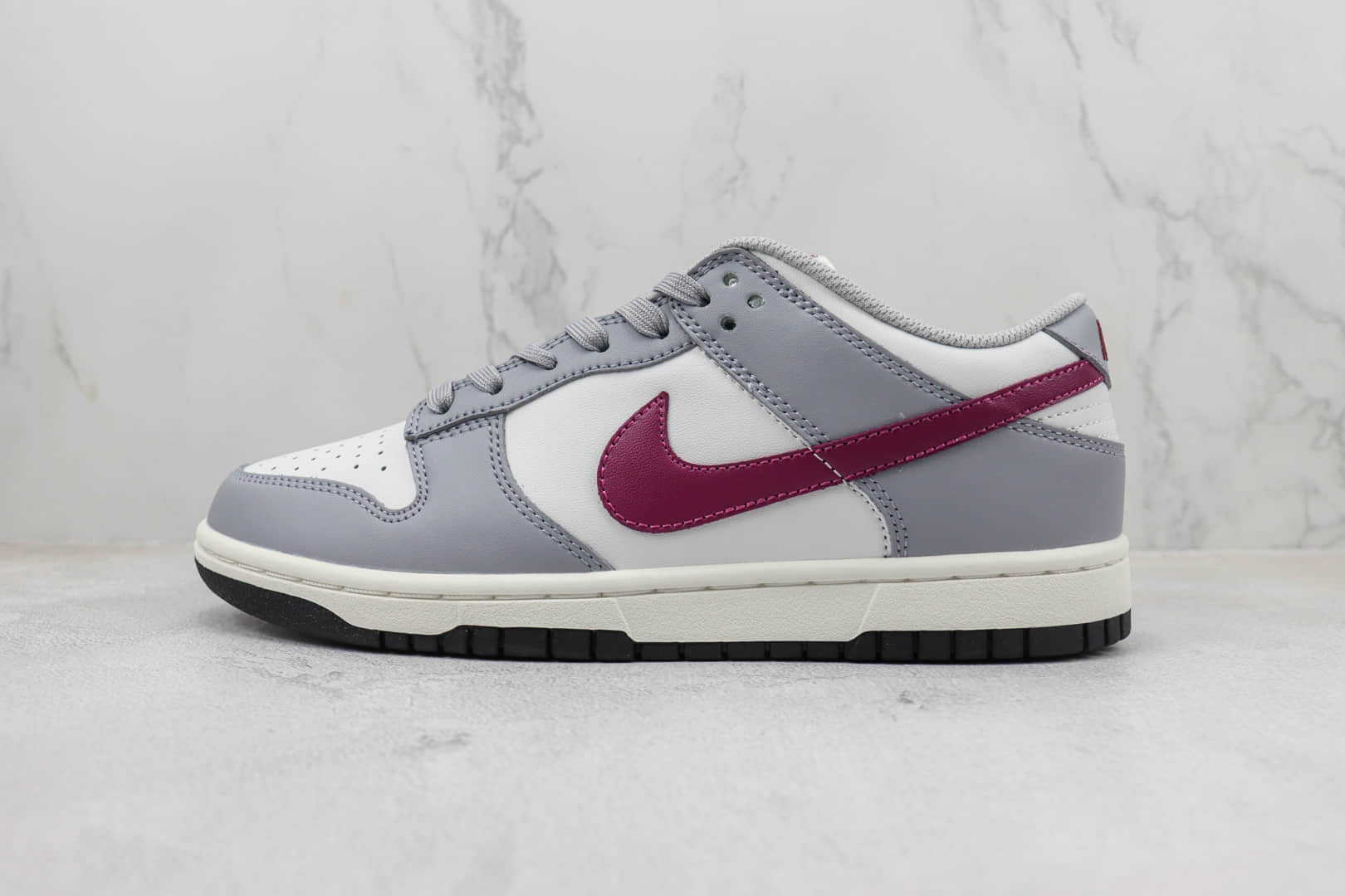 耐克Nike SB Dunk Low纯原版本低帮SB Dunk灰白酒红勾板鞋 莆田耐克货源 货号：DD1503-122