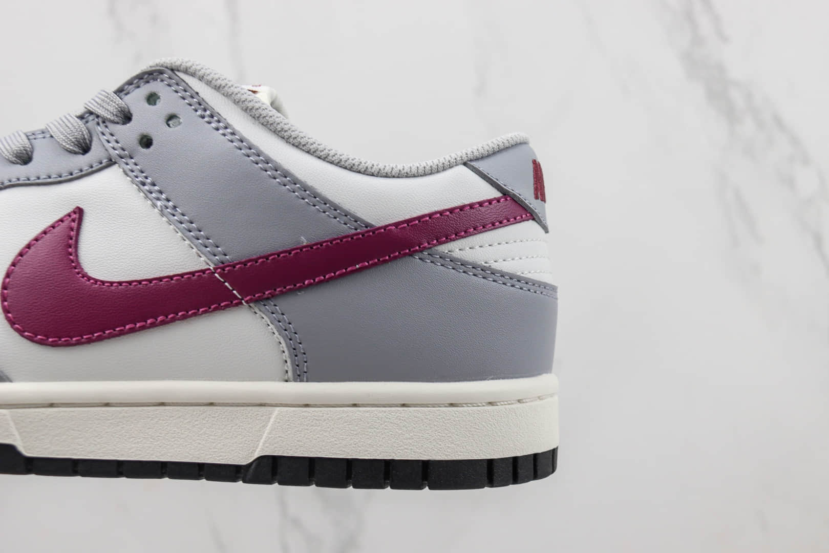 耐克Nike SB Dunk Low纯原版本低帮SB Dunk灰白酒红勾板鞋 莆田耐克货源 货号：DD1503-122