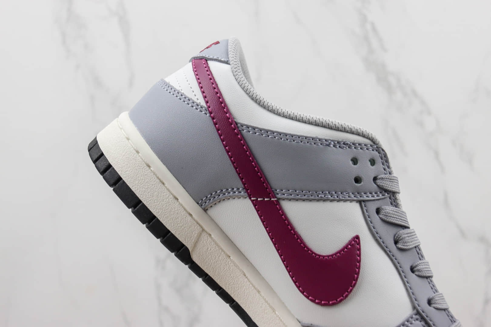 耐克Nike SB Dunk Low纯原版本低帮SB Dunk灰白酒红勾板鞋 莆田耐克货源 货号：DD1503-122