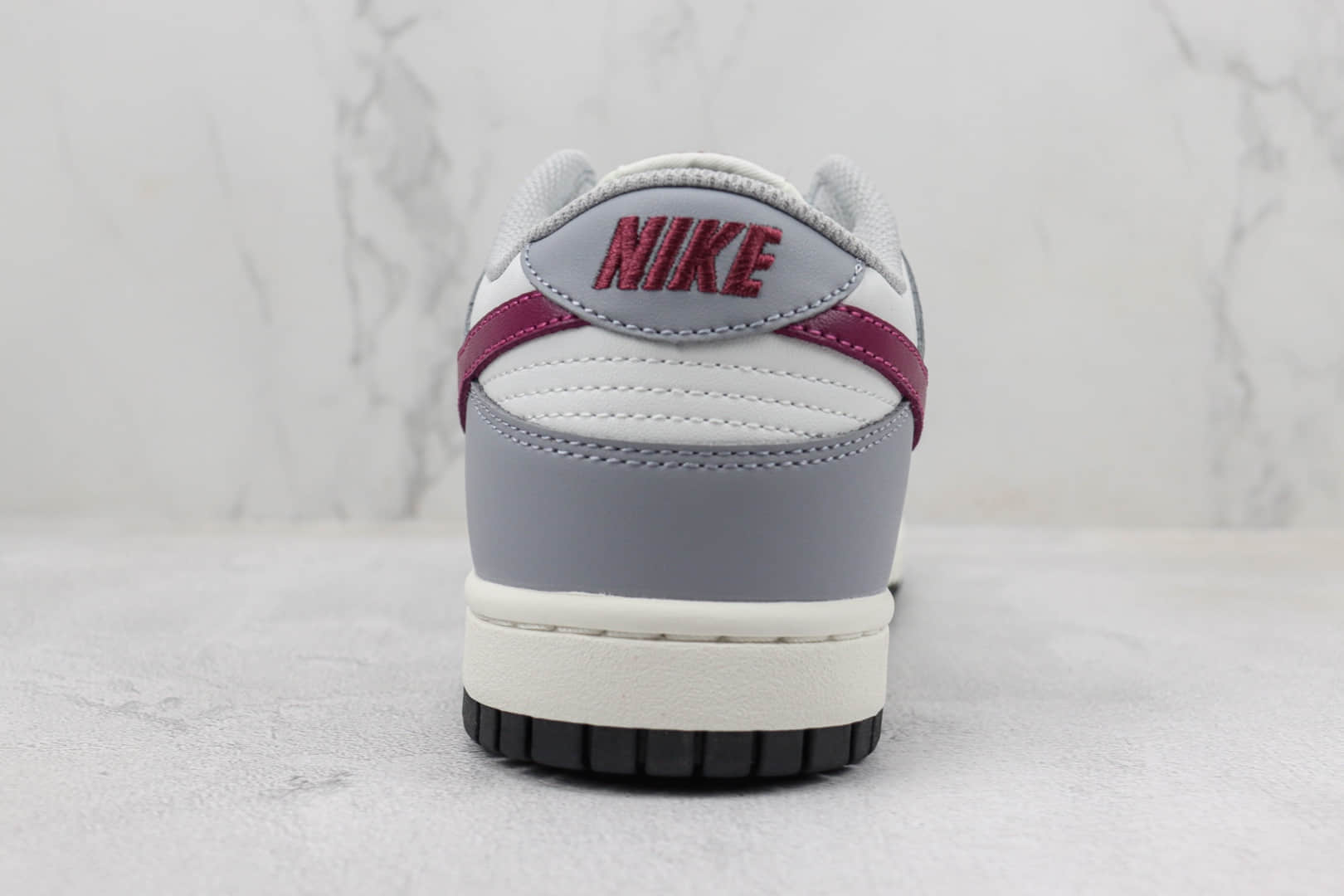 耐克Nike SB Dunk Low纯原版本低帮SB Dunk灰白酒红勾板鞋 莆田耐克货源 货号：DD1503-122