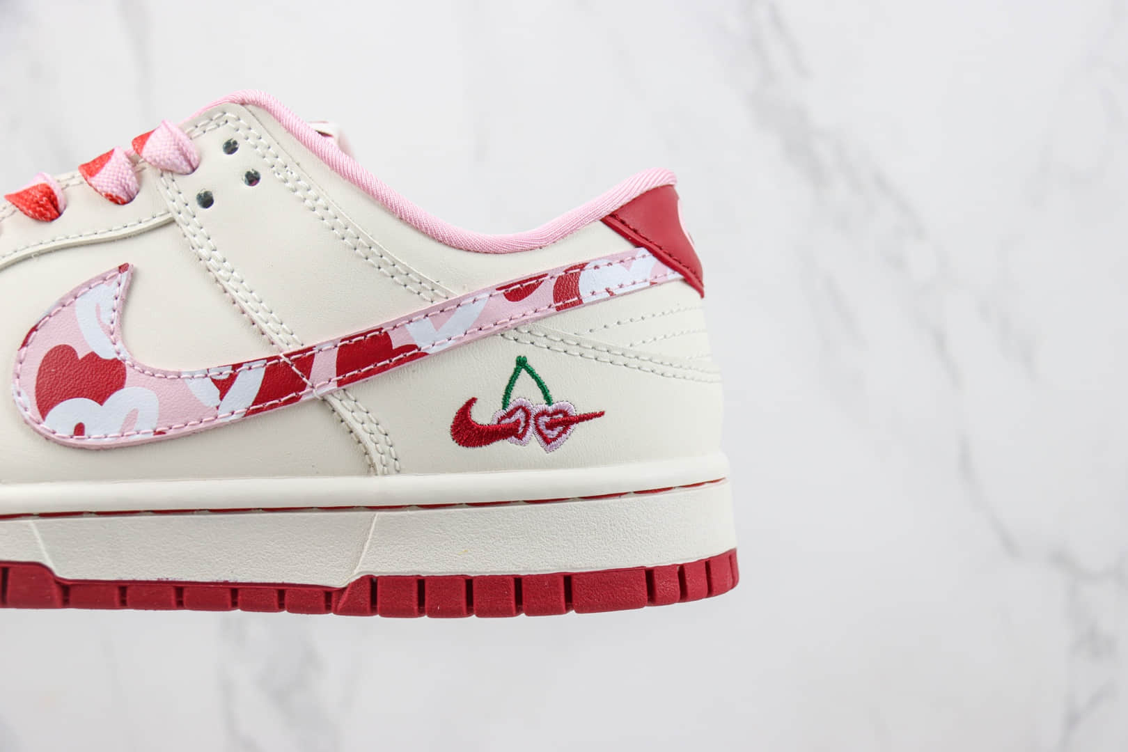耐克Nike SB Dunk Low纯原版本低帮SB Dunk情人节白红樱桃板鞋 莆田天花板Dunk 货号：FC1688-118