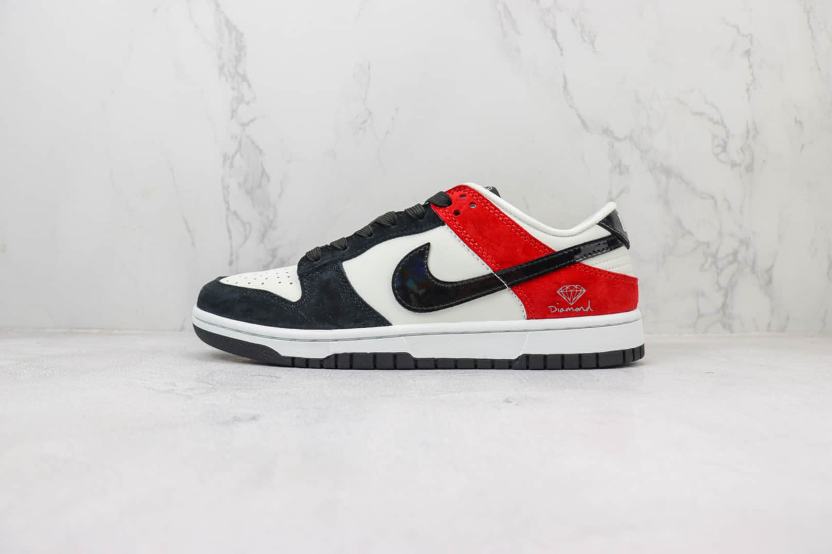 耐克Nike SB Dunk Low纯原版本低帮SB Dunk钻石联名黑白红板鞋 莆田耐克货源 货号：FC1688-124