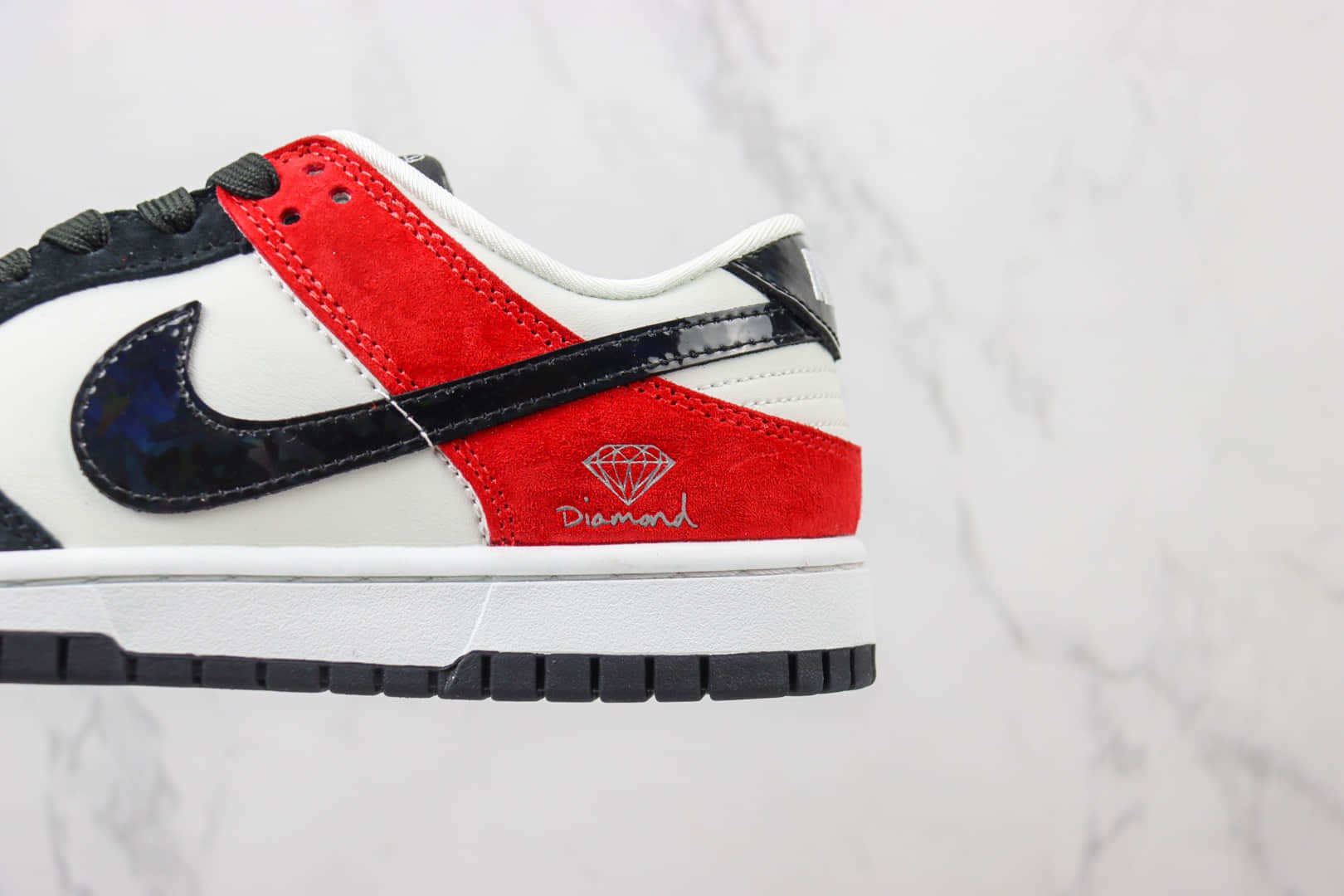 耐克Nike SB Dunk Low纯原版本低帮SB Dunk钻石联名黑白红板鞋 莆田耐克货源 货号：FC1688-124