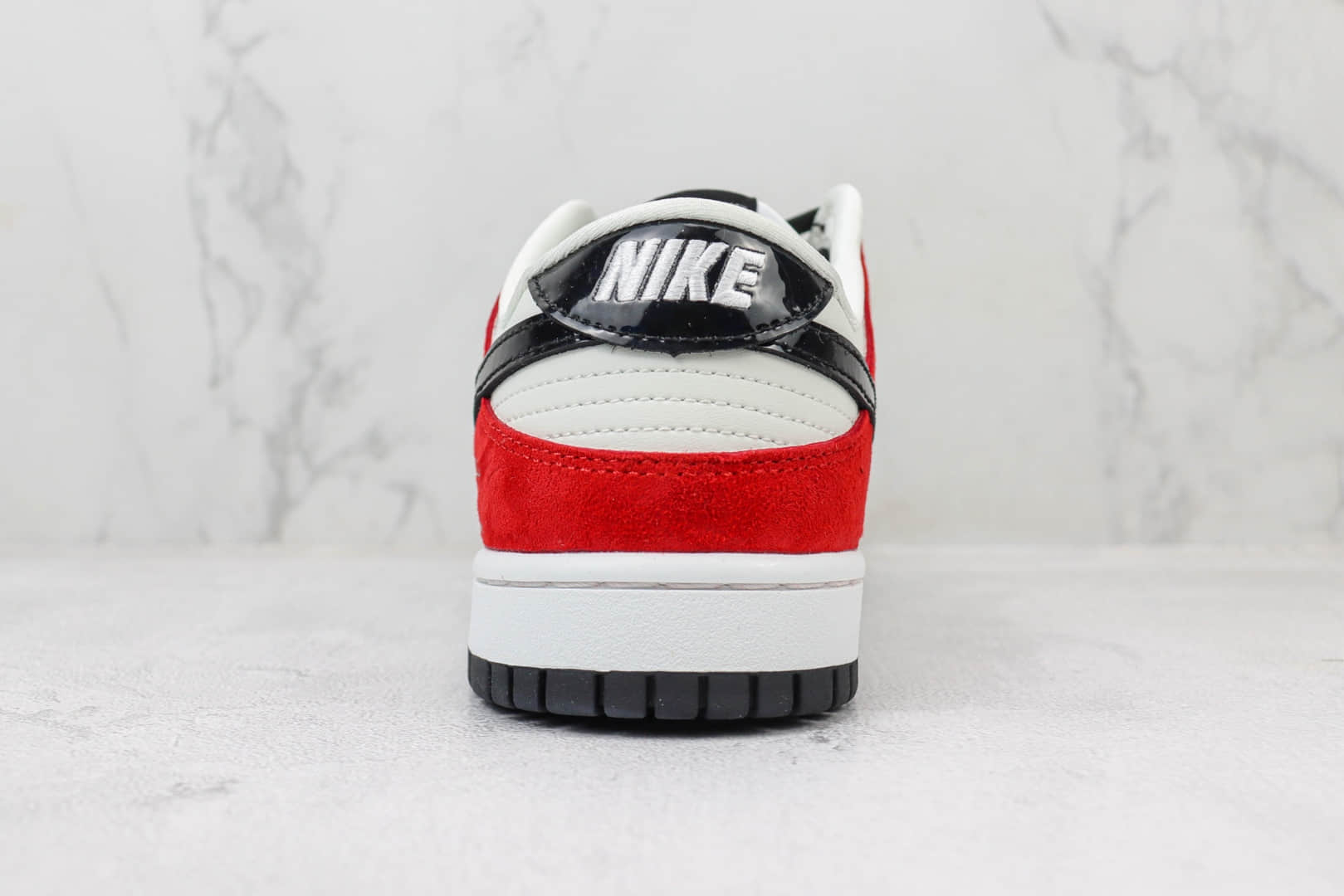 耐克Nike SB Dunk Low纯原版本低帮SB Dunk钻石联名黑白红板鞋 莆田耐克货源 货号：FC1688-124