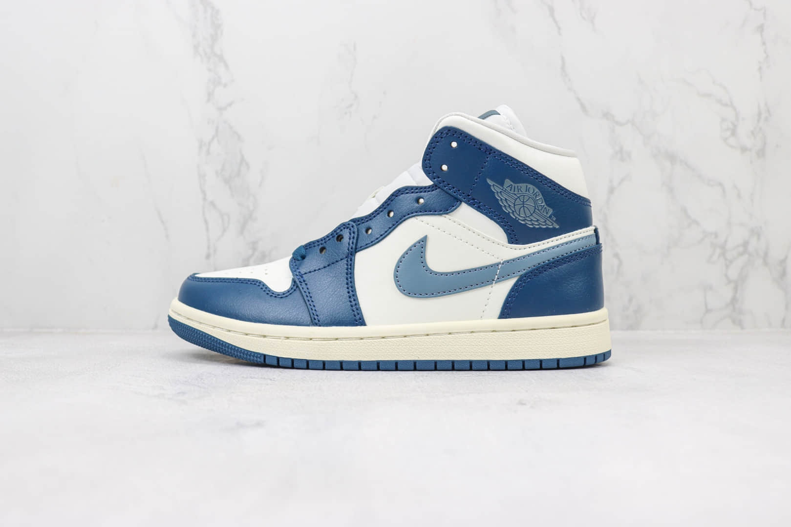 乔丹Air Jordan 1 Mid纯原版本中帮AJ1白深蓝篮球鞋 莆田AJ货源 货号：BQ6472-414