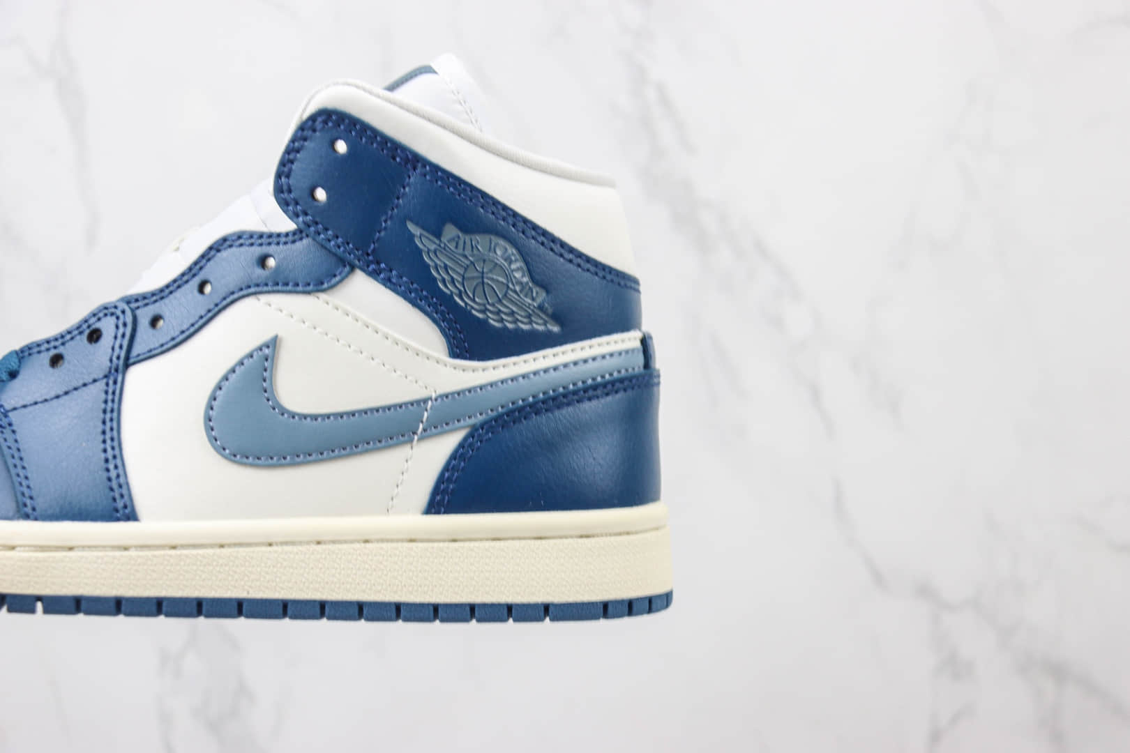 乔丹Air Jordan 1 Mid纯原版本中帮AJ1白深蓝篮球鞋 莆田AJ货源 货号：BQ6472-414