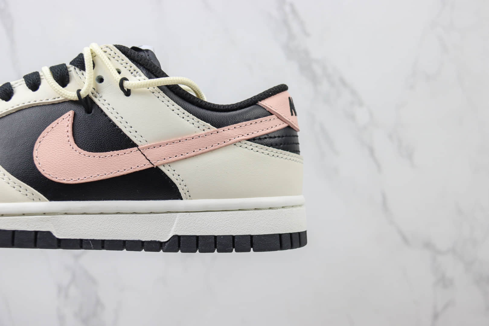耐克Nike SB Dunk Low纯原版本低帮SB Dunk情人节白黑粉绑带解构板鞋 莆田耐克代理 货号：FD1232-001