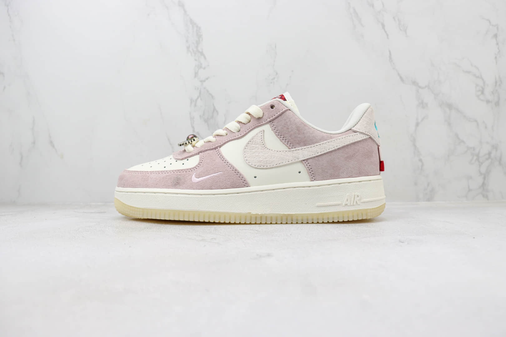 耐克Nike Air Force 1 Low纯原版本空军一号低帮AF1白粉麂皮板鞋 莆田耐克批发 货号：FZ5066-111