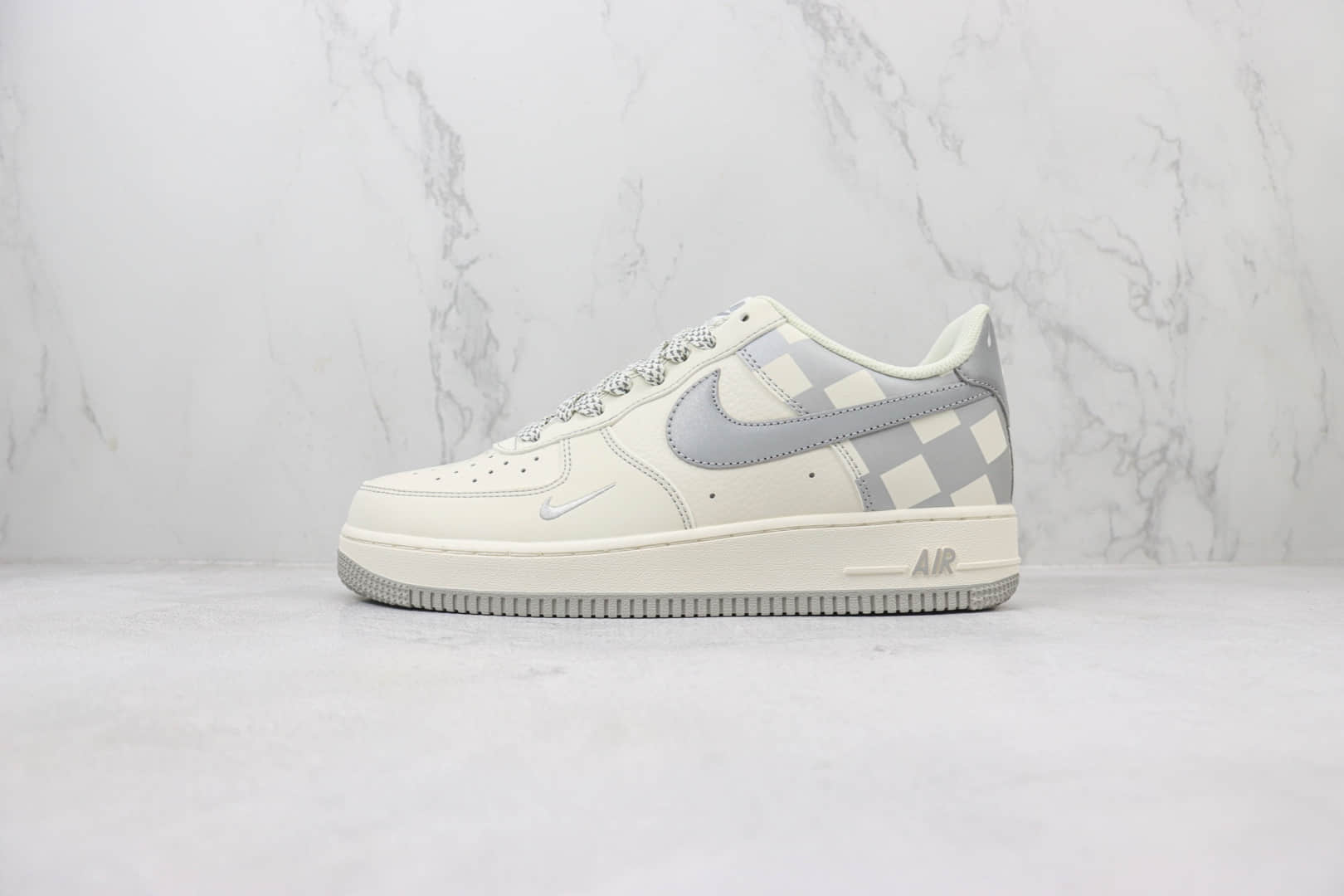 耐克Nike Air Force 1 Low纯原版本空军一号低帮AF1米灰棋盘格板鞋 莆田复刻鞋货源 货号：GZ5688-077