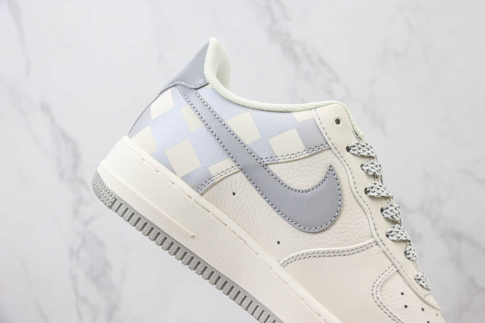 耐克Nike Air Force 1 Low纯原版本空军一号低帮AF1米灰棋盘格板鞋 莆田复刻鞋货源 货号：GZ5688-077