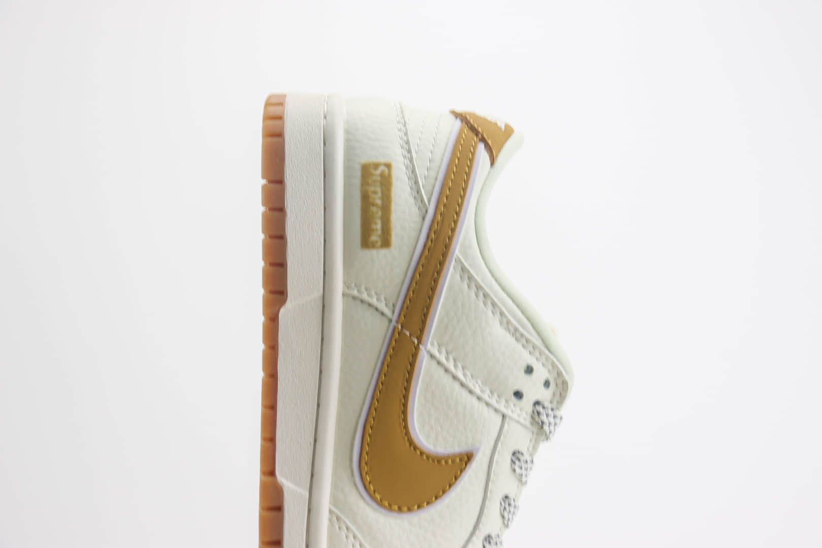 耐克Supreme x Nike SB Dunk Low纯原版本低帮Dunk联名Supreme白卡其棕板鞋 莆田耐克代理 货号：XH0923-339