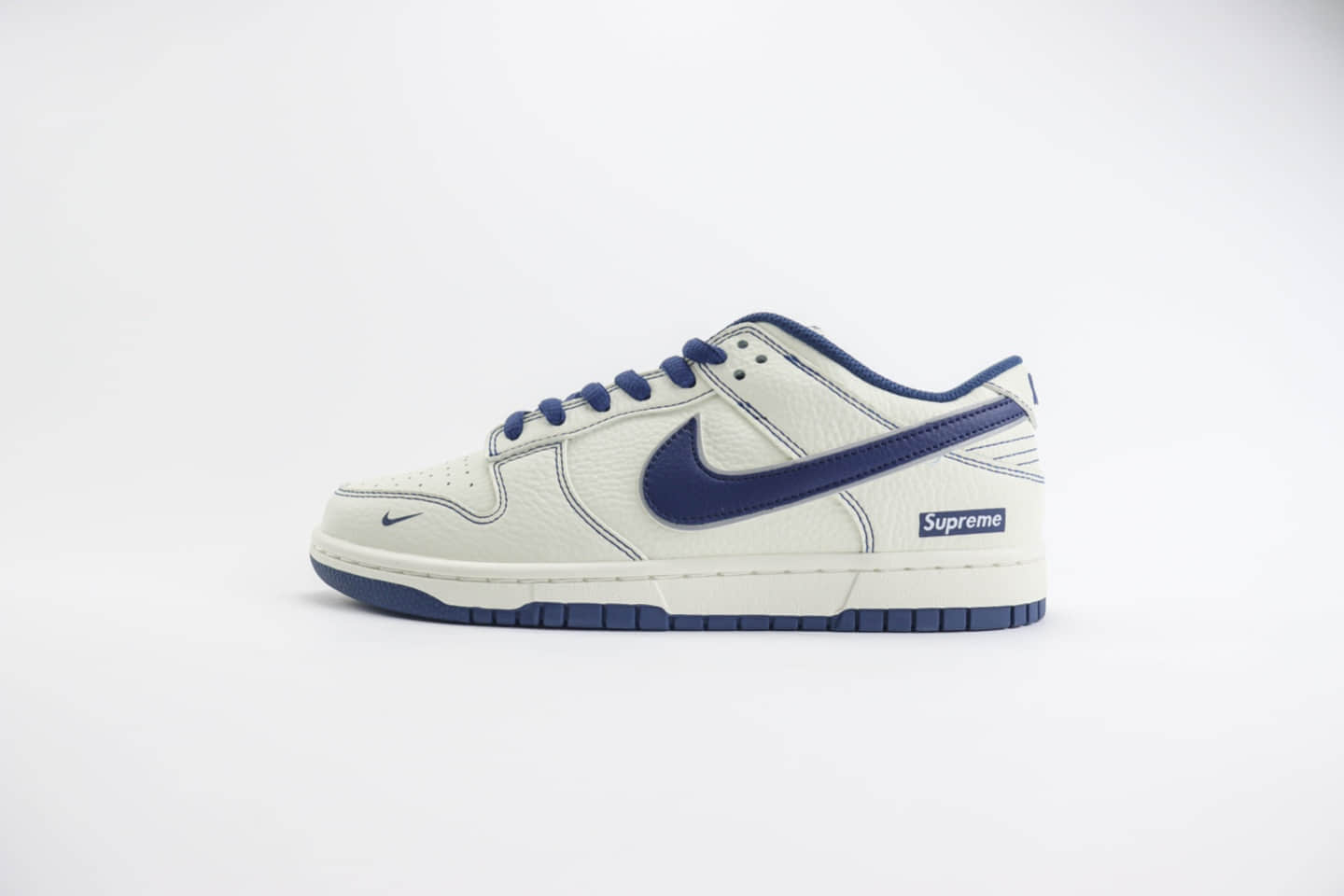 耐克Supreme x Nike SB Dunk Low纯原版本低帮SB Dunk联名LV白蓝板鞋 莆田耐克货源 货号：RM2308-238