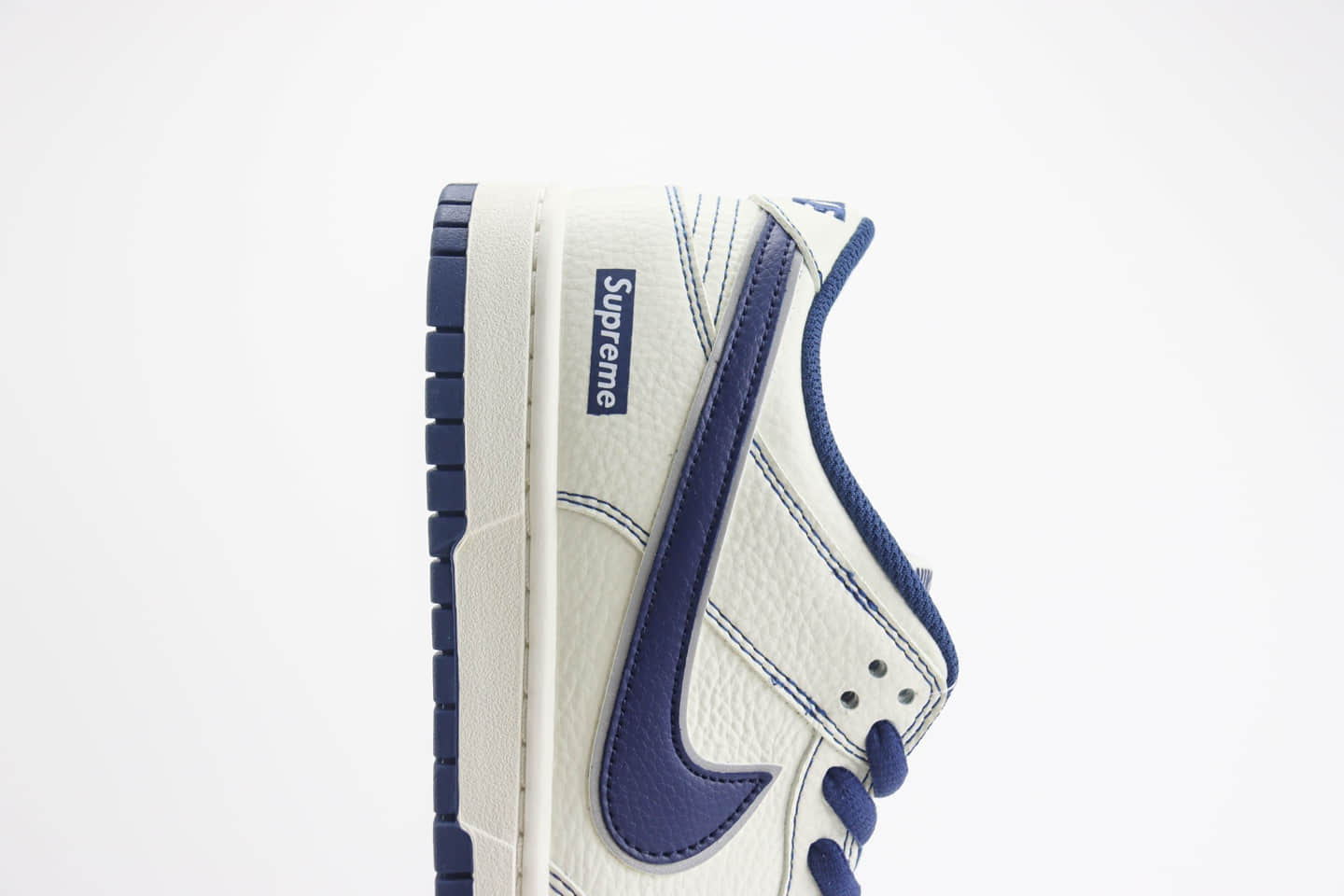 耐克Supreme x Nike SB Dunk Low纯原版本低帮SB Dunk联名LV白蓝板鞋 莆田耐克货源 货号：RM2308-238