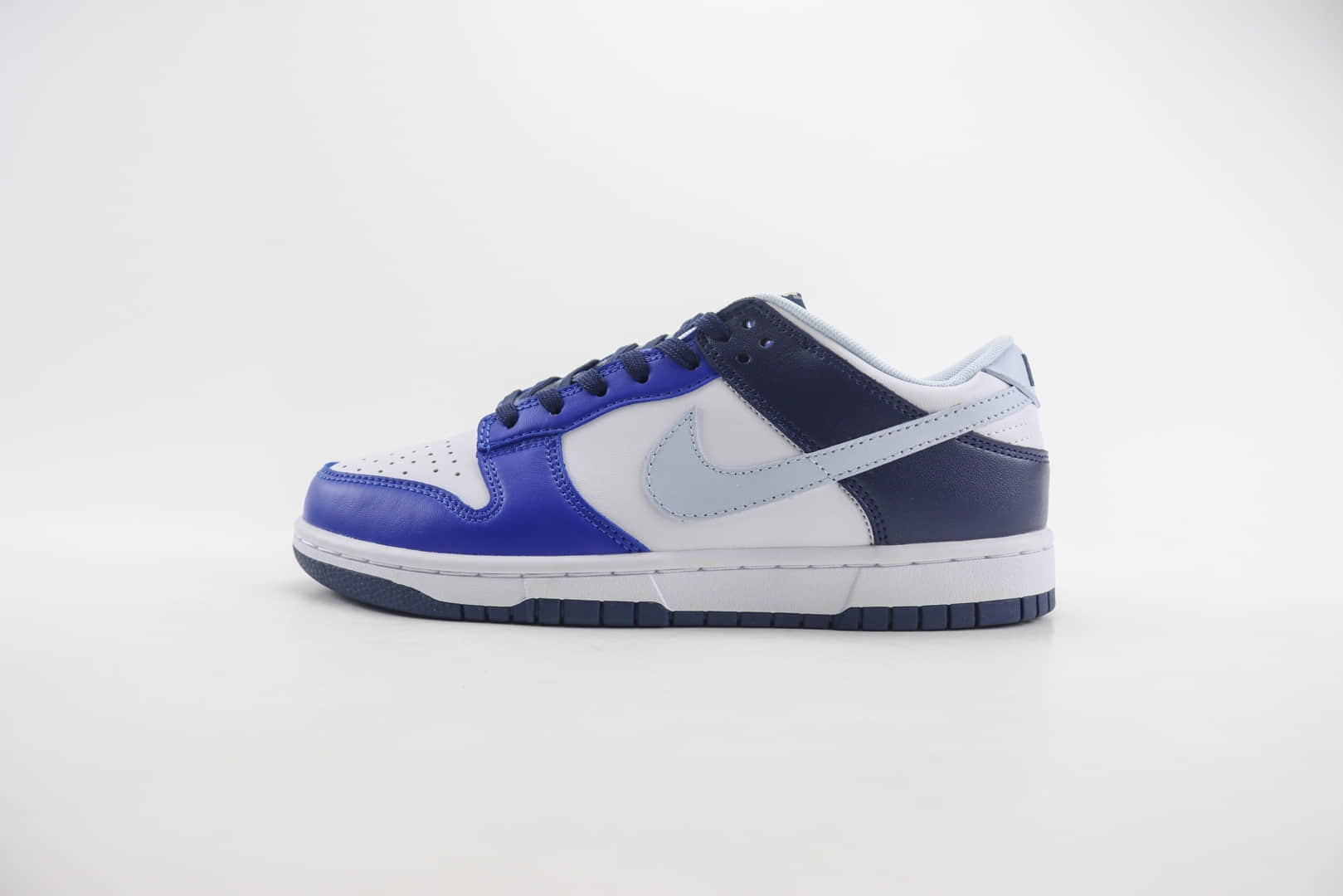 耐克Nike SB Dunk Low纯原版本低帮SB Dunk白灰蓝拼接滑板板鞋 莆田耐克代理 货号：FQ8826-100