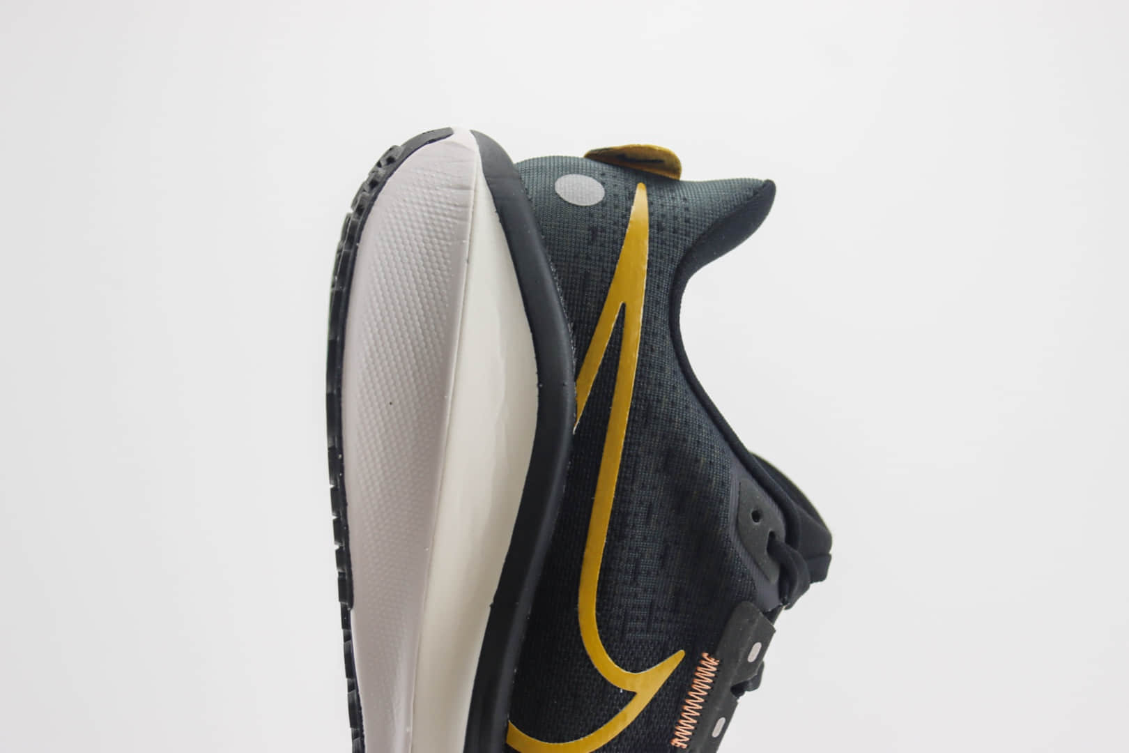 耐克Nike Air Zoom Vomero 17纯原版本黑金色网面减震跑鞋 莆田耐克货源 货号：FB1309-006