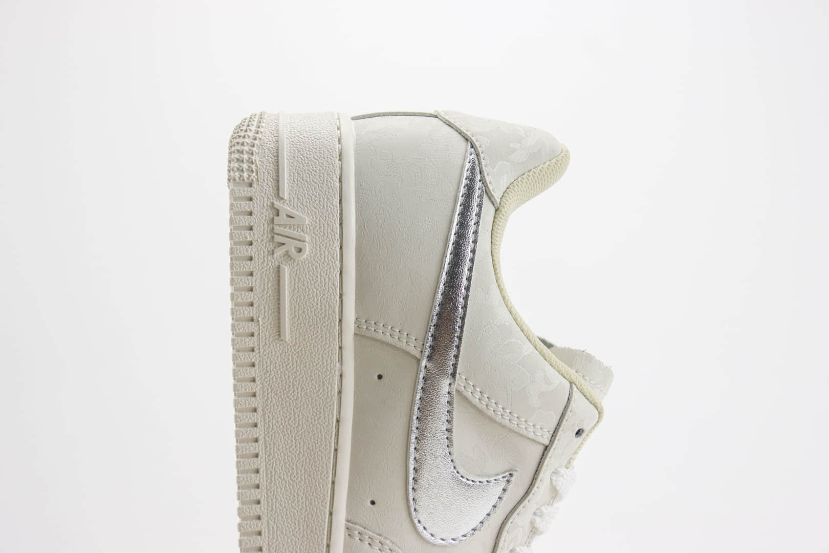 耐克Nike Air Force 1纯原版本空军一号AF1白灰银板鞋 莆田耐克代理 货号：AF2406-110