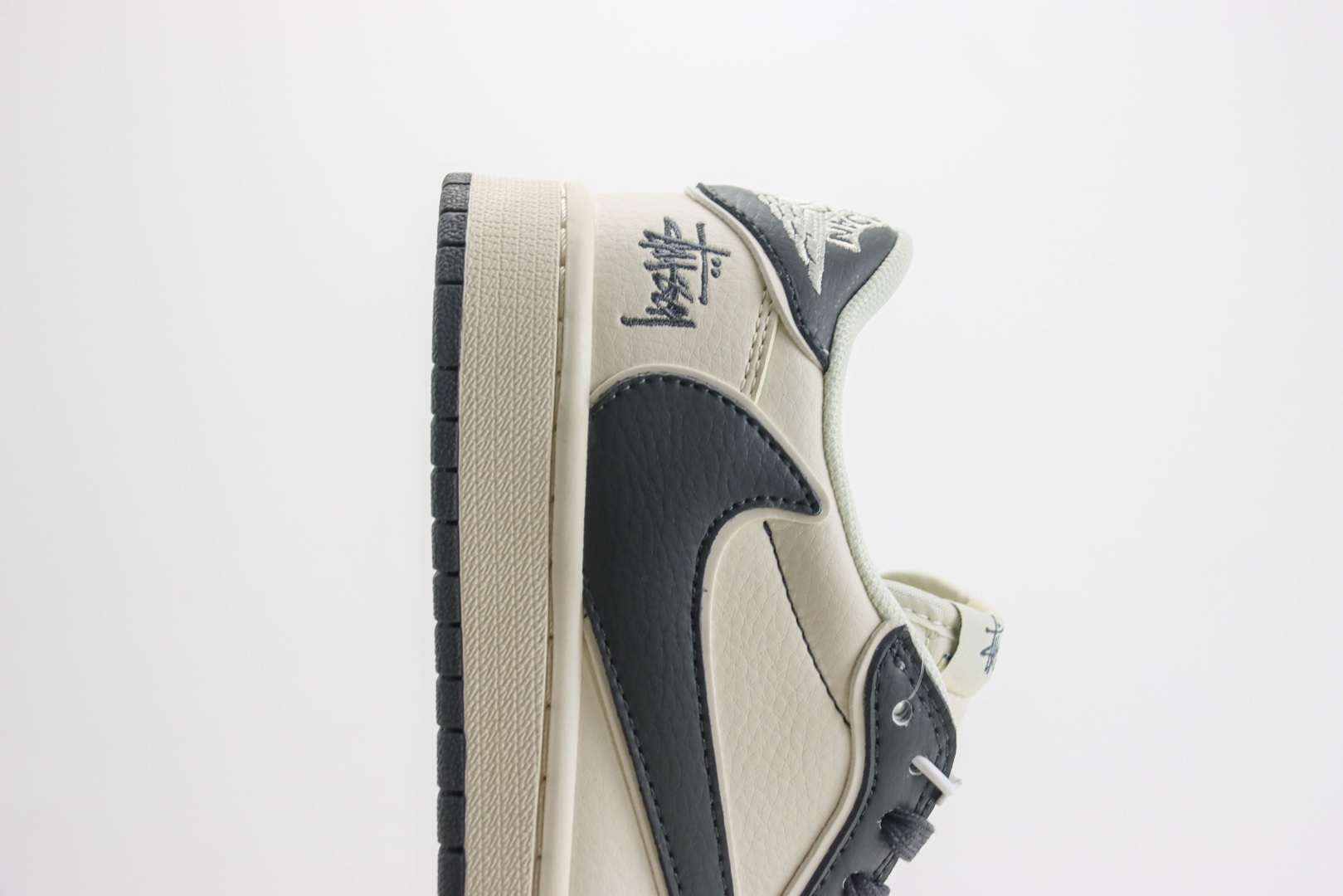 乔丹Stussy x Air Jordan 1 Low纯原版本斯图西联名AJ1米白黑低帮板鞋 莆田AJ货源 货号：DM6688-601