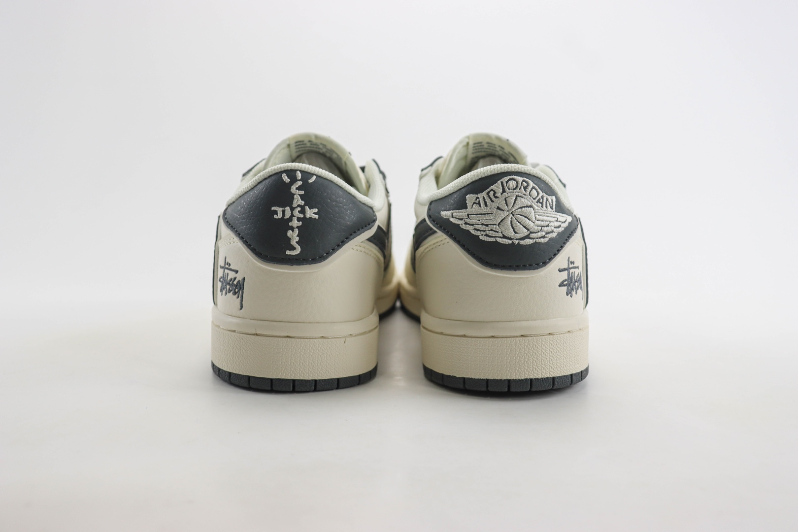 乔丹Stussy x Air Jordan 1 Low纯原版本斯图西联名AJ1米白黑低帮板鞋 莆田AJ货源 货号：DM6688-601