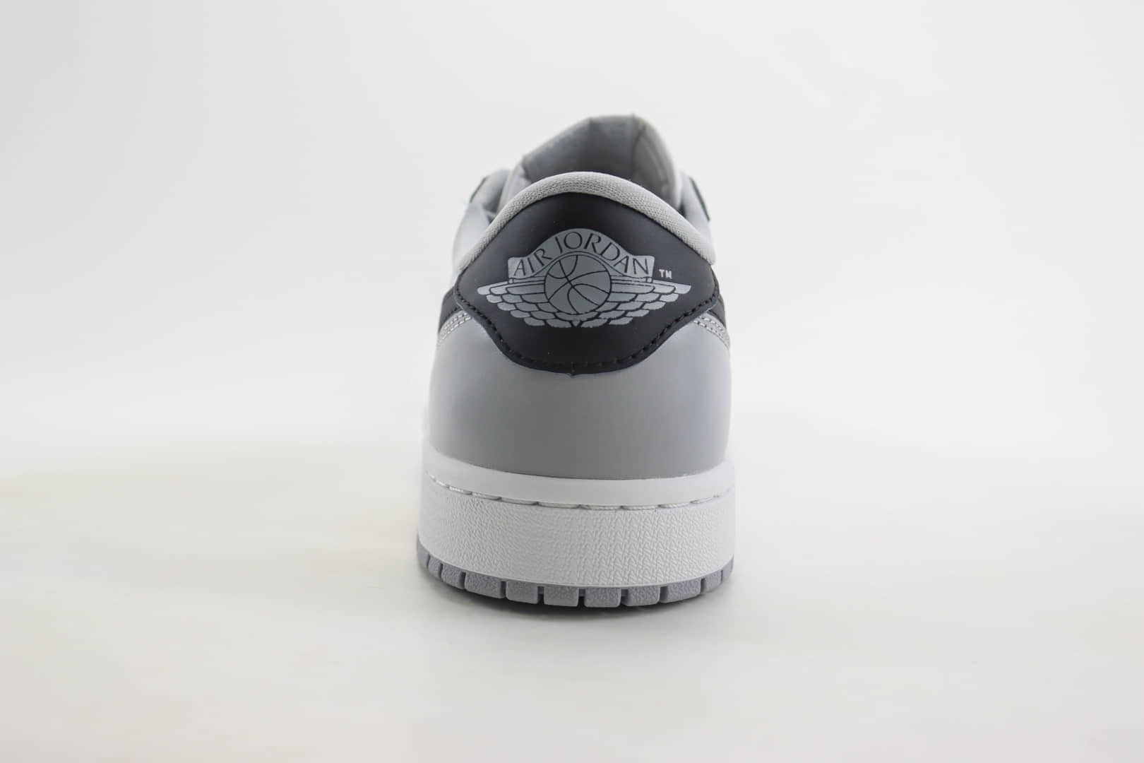 乔丹Air Jordan AJ1 Low Golf纯原版本低帮AJ1高尔夫白灰黑勾板鞋 莆田AJ1货源 货号：CZ0790-110
